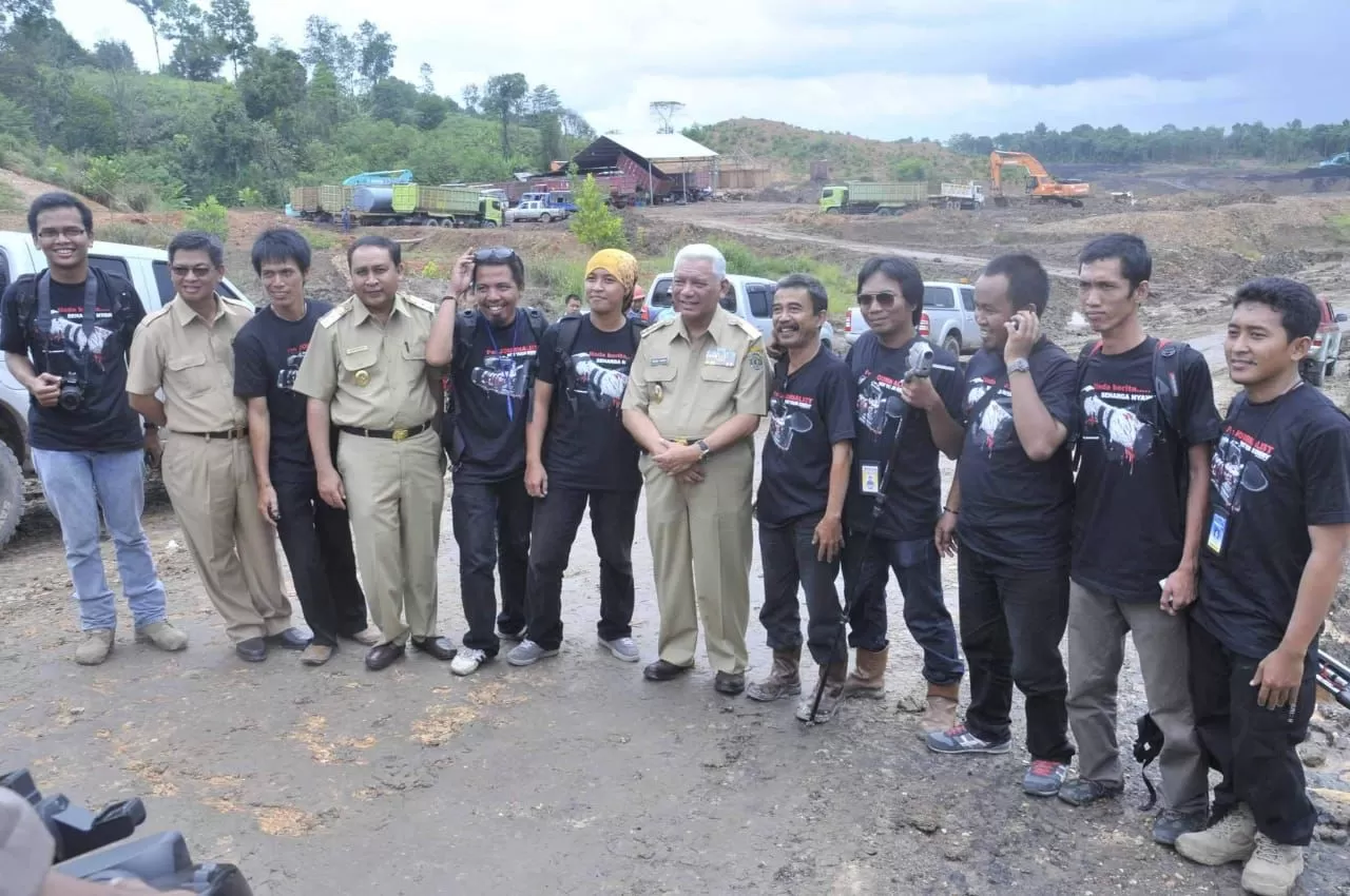 KENANGAN: Awang Faroek Ishak (tujuh kiri) bersama awak jurnalis di Samarinda pada satu kegiatan tahun 2010.