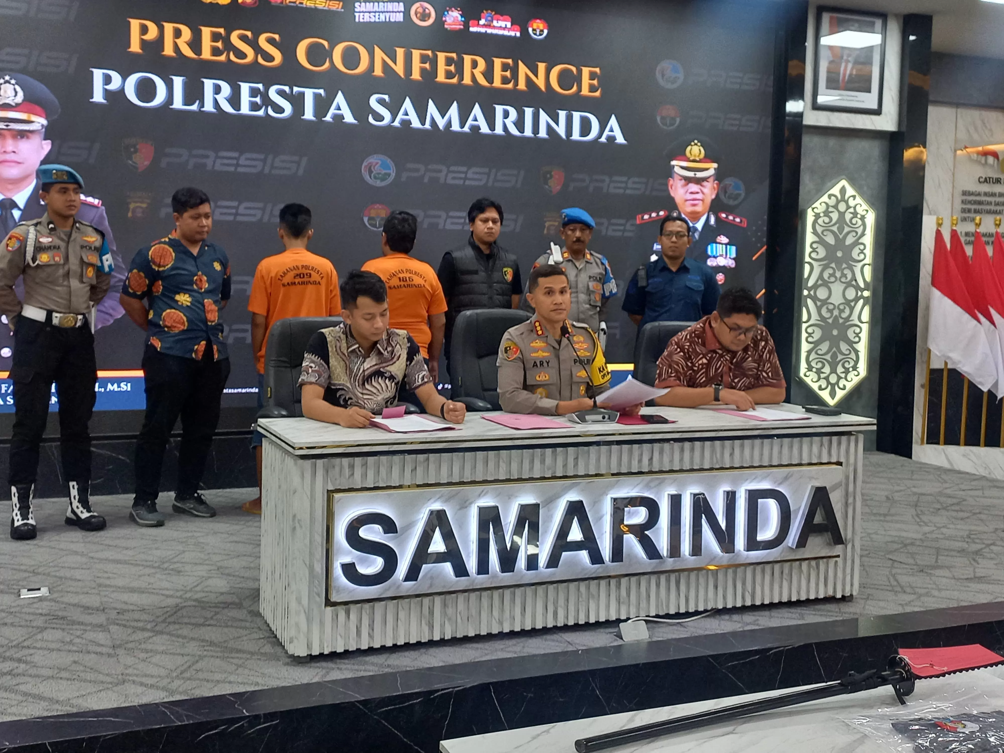 TERUNGKAP: Polresta Samarinda menetapkan dua tersangka dalam pertikaian yang menghilangkan nyawa Syahrianor alias Aluh, Jumat, 12 Desember 2024.    Bapak-Anak Serang Tetangga di Samarinda, Satu Tew (EKO PRALISTIO)