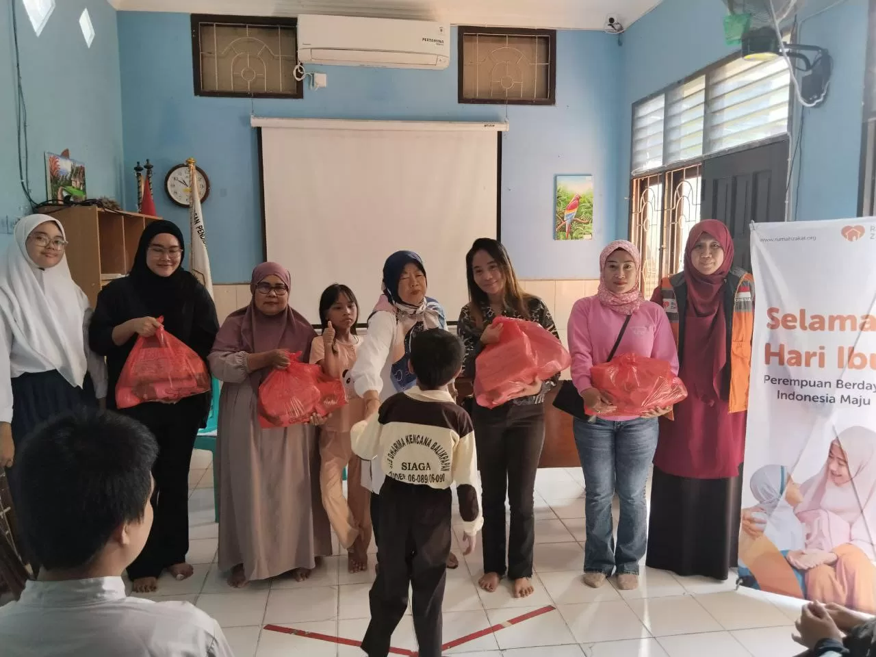 PEDULI: Rumah Zakat Balikpapan menebar bingkisan pada peringatan Hari Ibu. (ISTIMEWA)