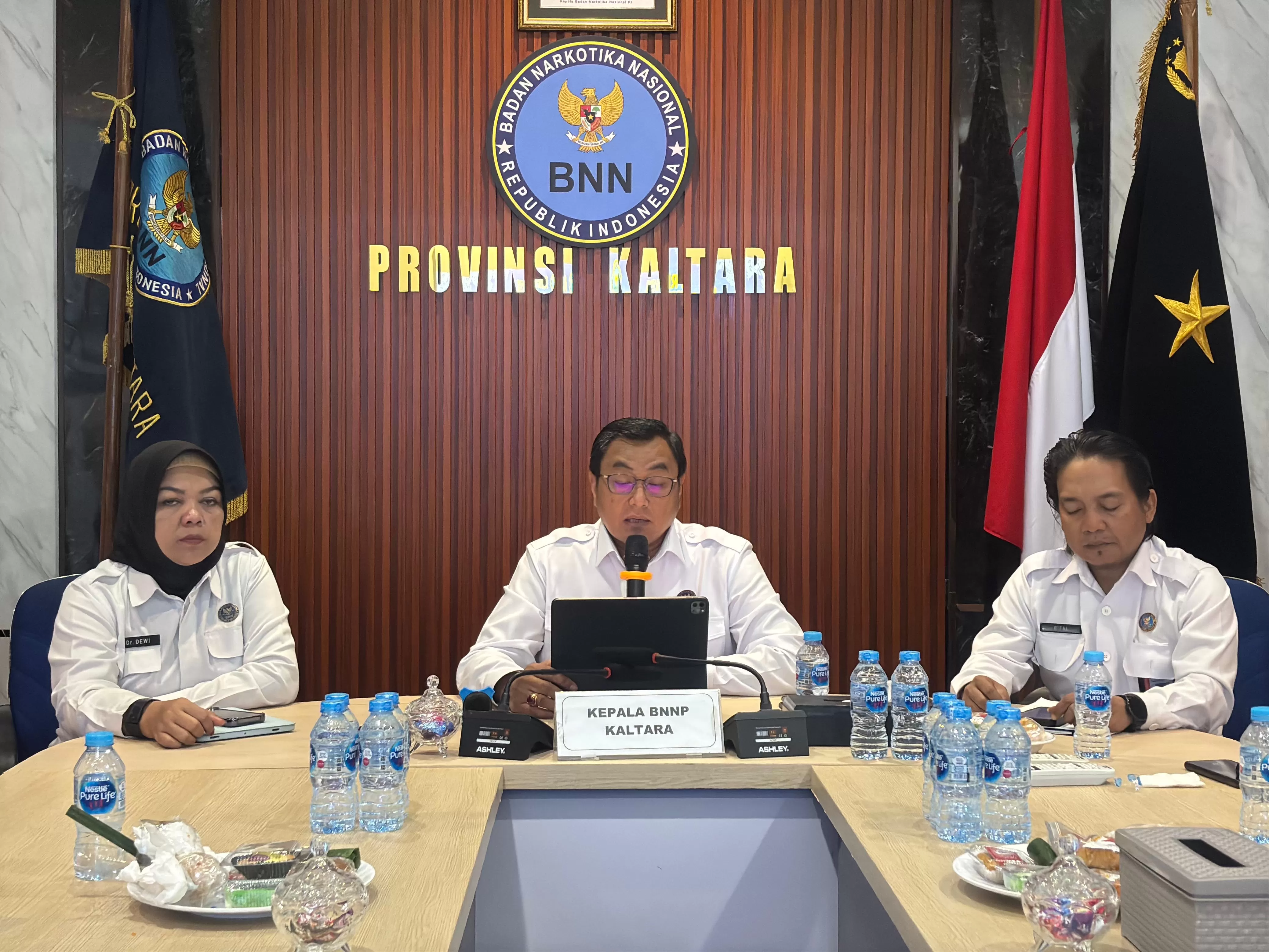 JELASKAN: Kepala BNNP Kaltara, Brigjen Pol Tatar Nugroho, (tengah) memaparkan kinerja selama 2024, Senin (30/12). (SEPTIAN ASMADI)