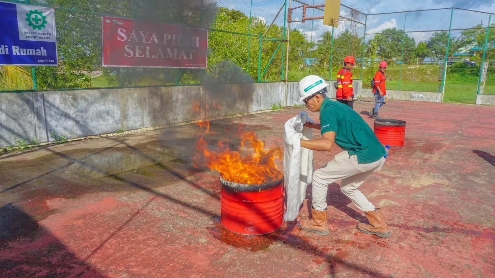 JAGA: Simulasi penanganan kebakaran oleh PT KED di Muara Wahau, Kutim. (ISTIMEWA)