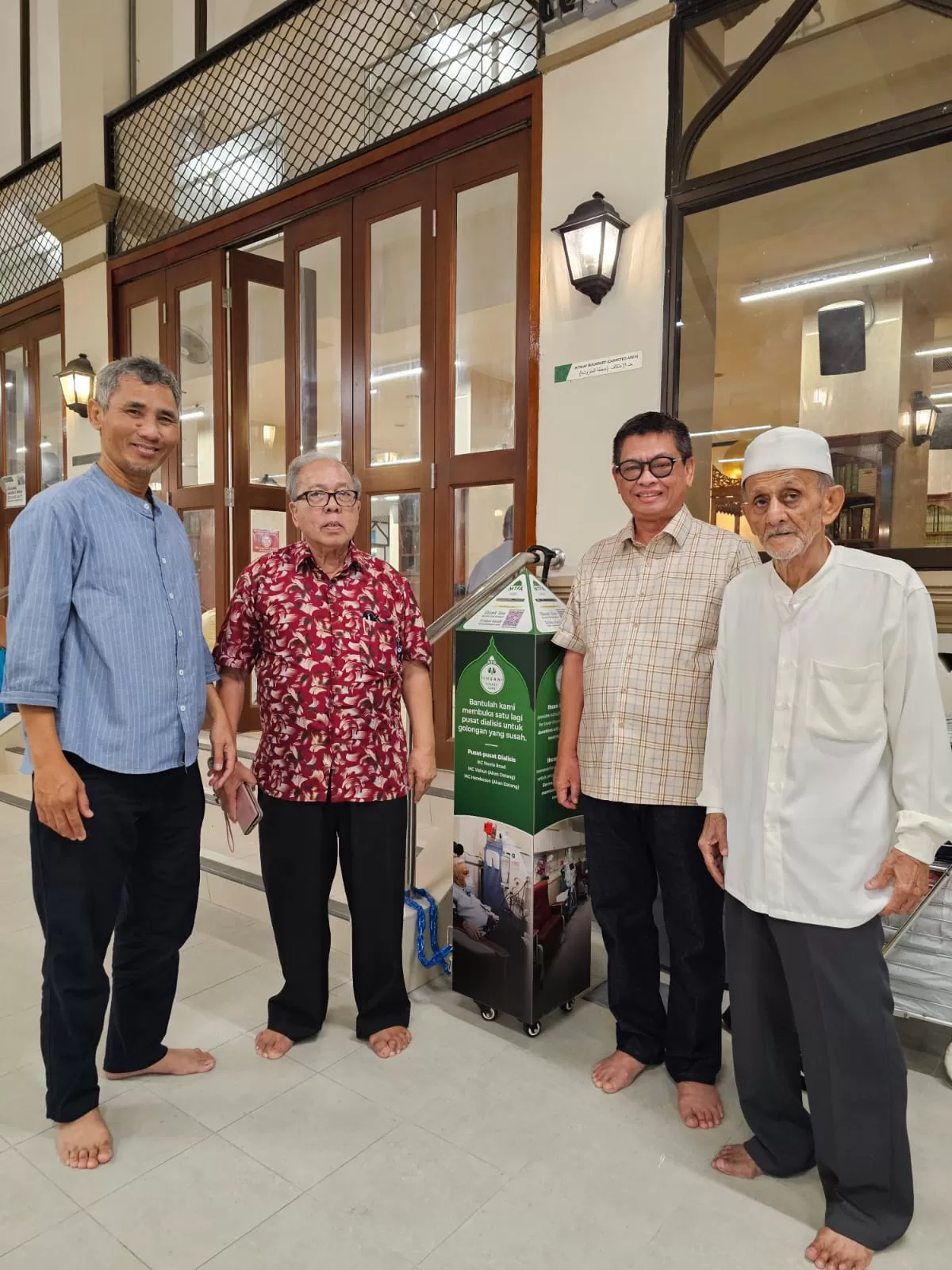 SILATURAHMI: Dari kiri, Zulkiflee, Abdul Latiff, Irianto Lambrie, dan Habib Abdurrahman Al Masyhur di Masjid Khalid, Singapura, Selasa, 7 Januari 2025.