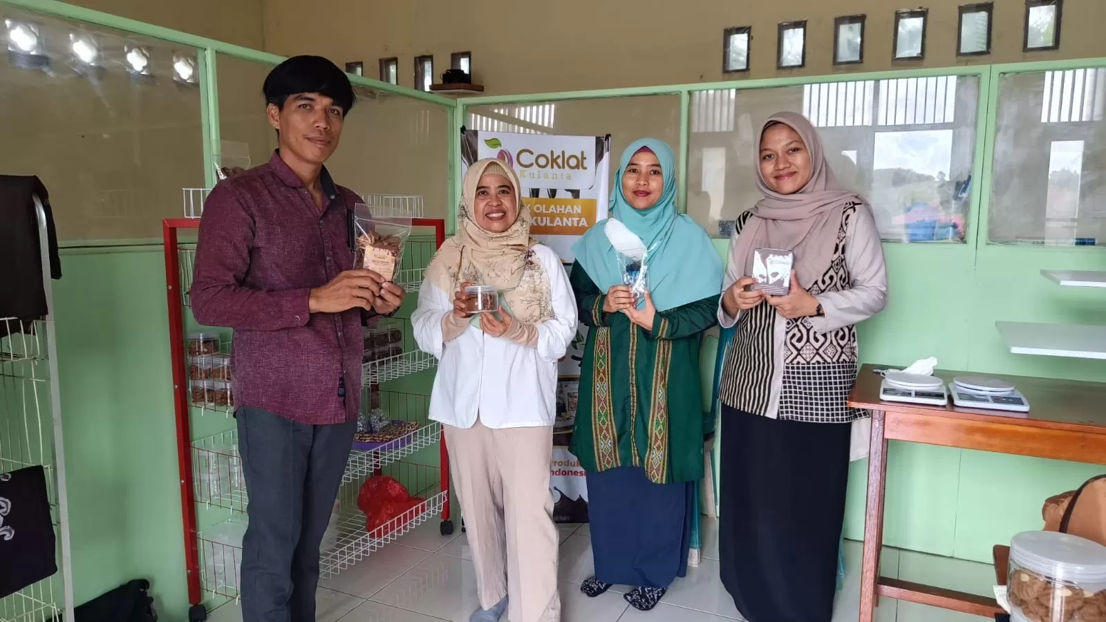 BANTUAN: Cokelat Kulanta di Labanan Makarti kembali mendapat bantuan alat dari Diskoperindag Berau untuk mendukung pengembangan industri cokelat di Bumi Batiwakkal.  (BUMK SURYA ABADI UNTUK BERAU POST)