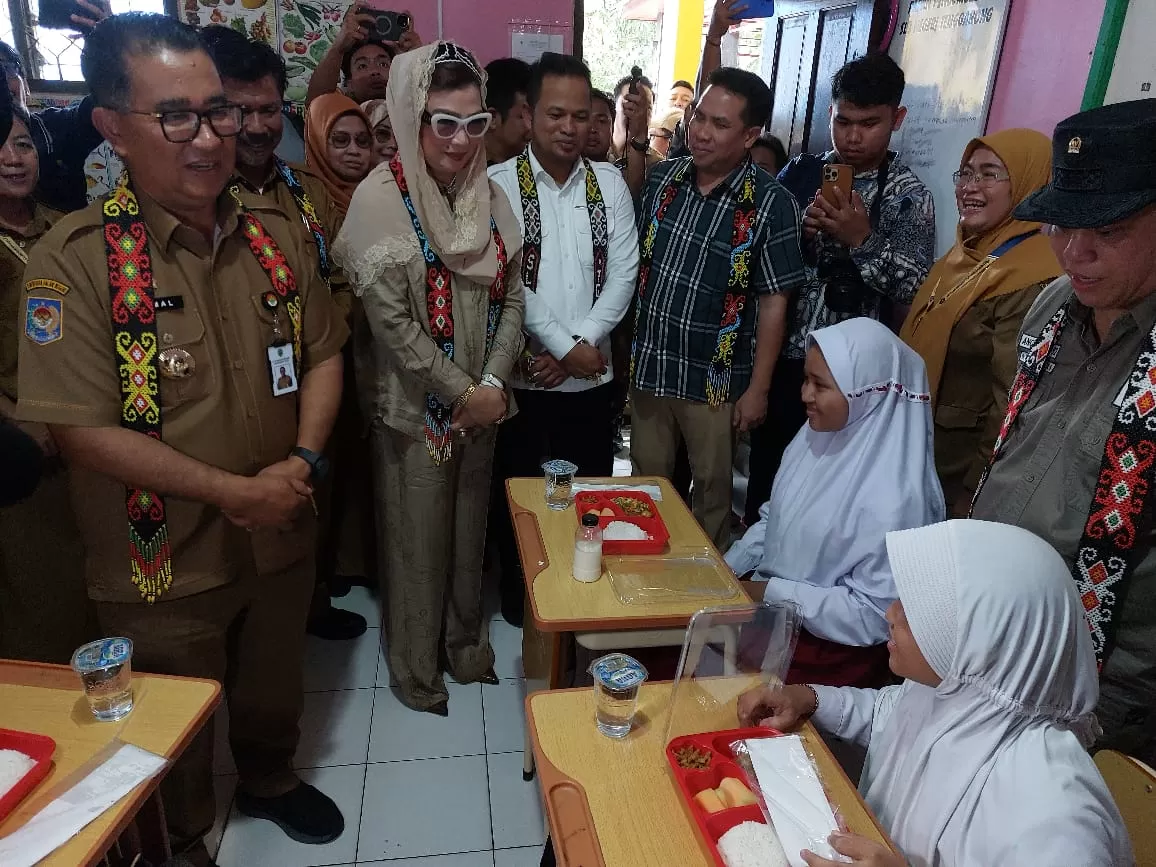 Simulasi pemberian program Makan Bergizi Gratis Provinsi Kalimantan Timur di Kukar (Elmo/Prokal.co)  
