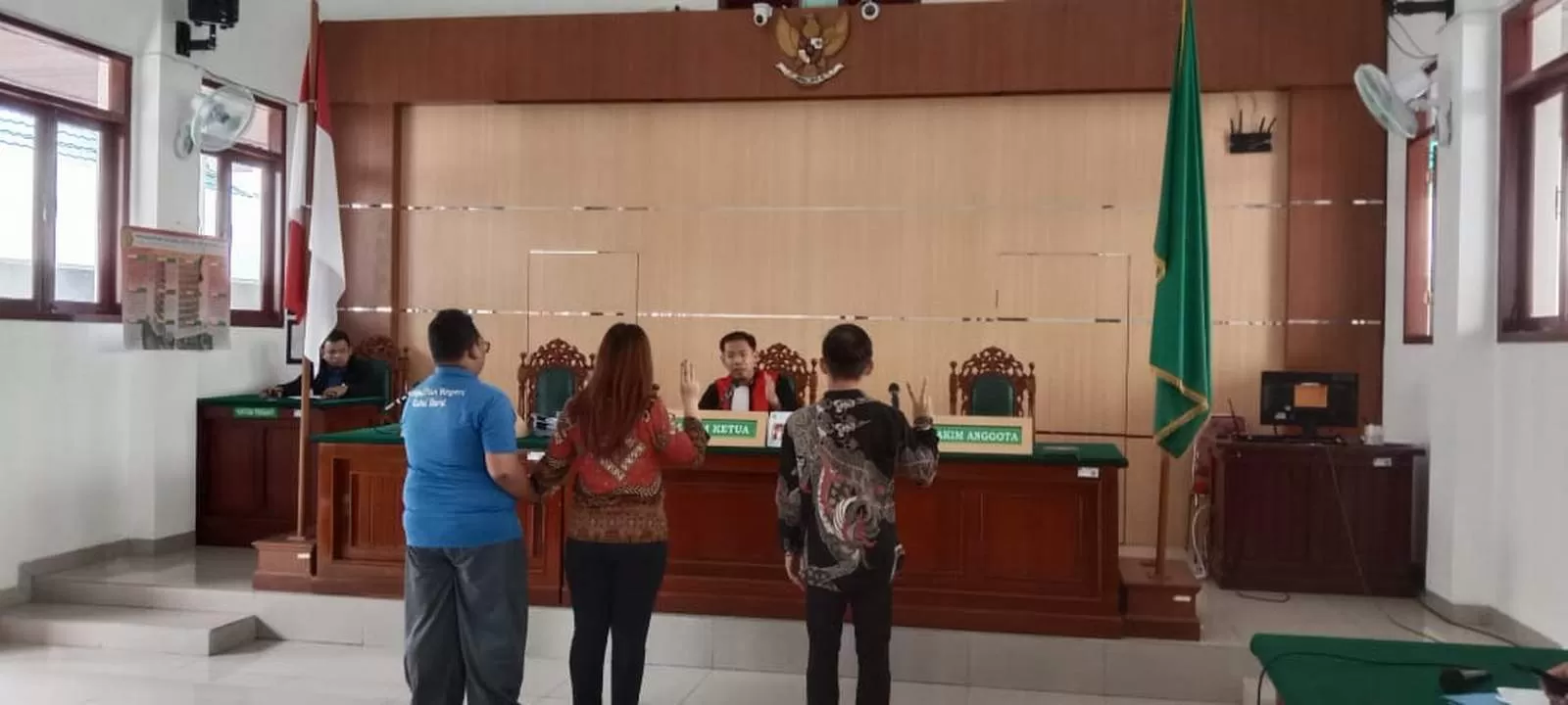 PRAPERADILAN: Saksi diambil sumpah saat sidang pra peradilan sah tidaknya SP3 yang dikeluarkan termohon Polres Mahulu.  