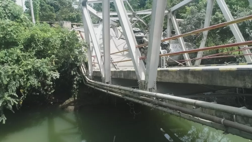 Jembatan Busui di Desa Busui, Kecamatan Batu Sopang, Kabupaten Paser, ambruk setelah ditabrak truk bermuatan.