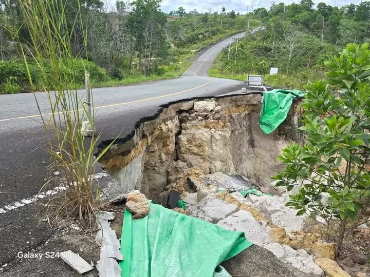 LONGSOR: Salah satu titik jalan longsor di Jalan Poros Tanjung Batu, Kabupaten Berau, kondisinya semakin parah hingga memakan badan jalan. (WARGA UNTUK BERAU POST)