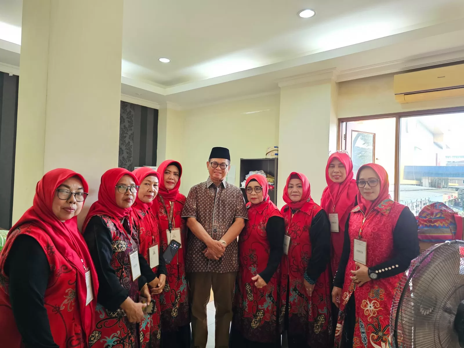 PEDULI: Irianto Lambrie (tengah) di sela kegiatan sunatan massal yang digelar KBBKT, Sabtu, 25 Januari 2025. (ISTIMEWA)