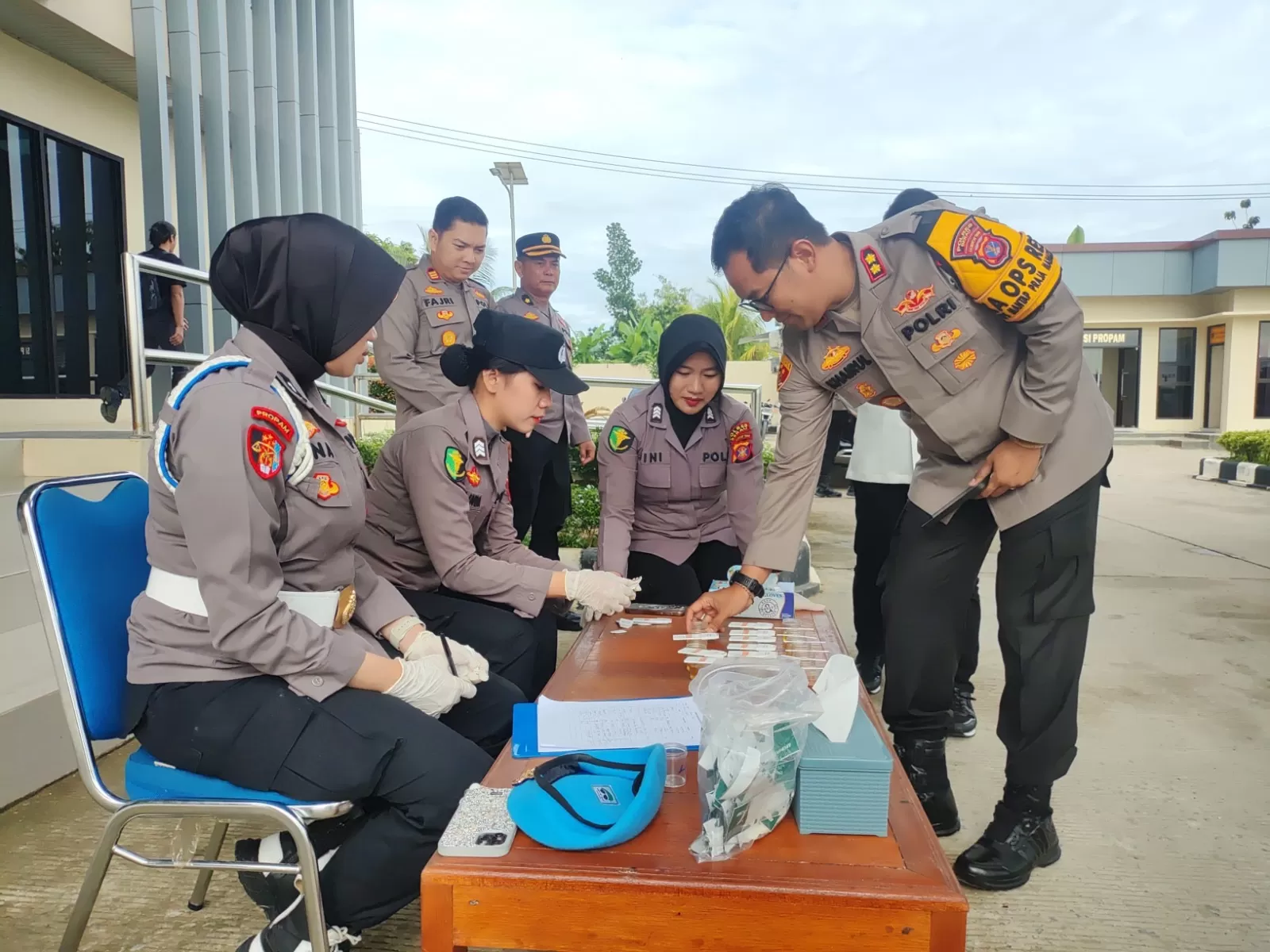 PERIKSA: Para personel di Polres Berau khususnya pejabat utama mengikuti tes urine, Senin, 3 Februari 2025.   (ARTA KUSUMA YUNANDA/BERAU POST)