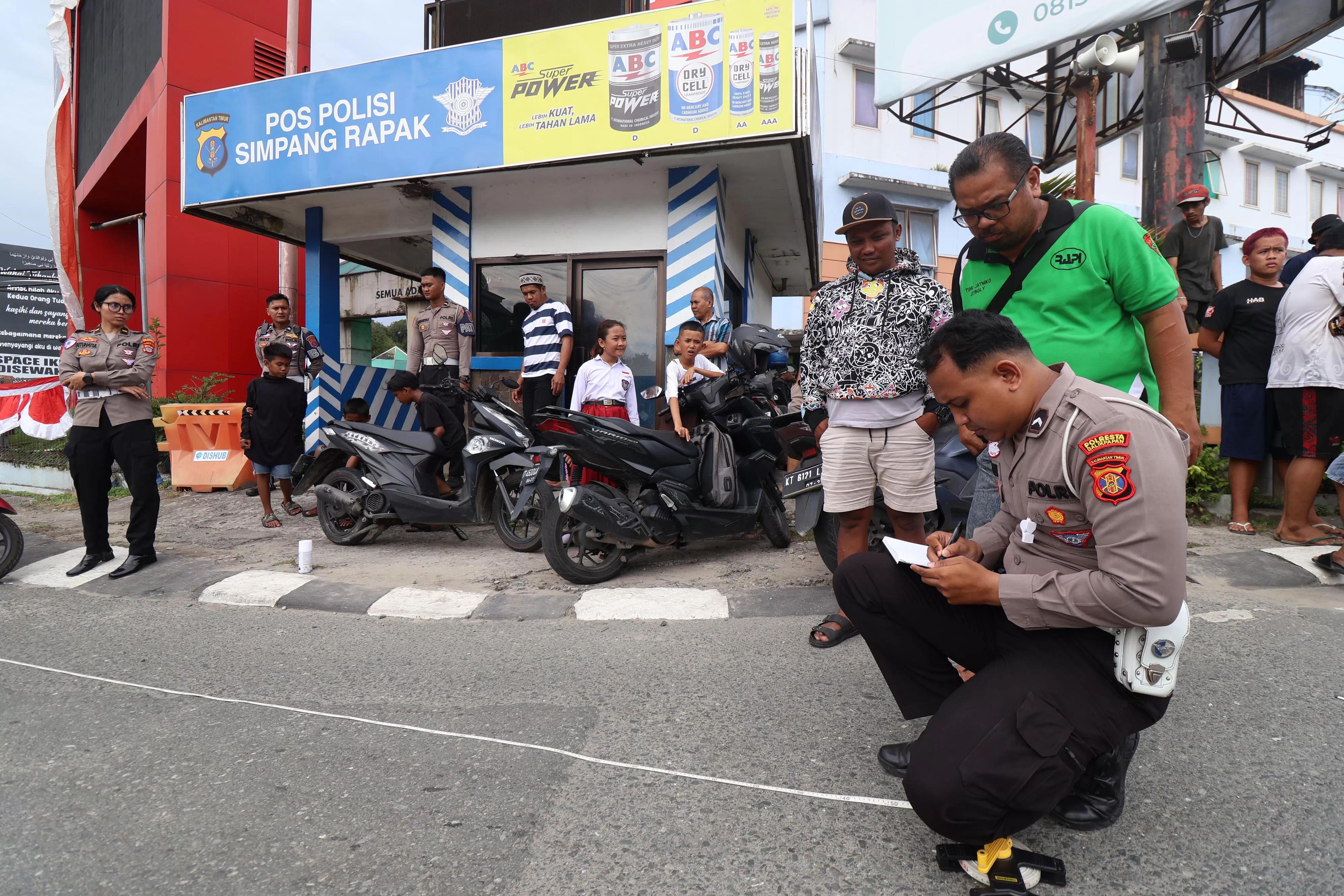 LAKALANTAS: Polisi saat melakukan olah tempat kejadian di lokasi lakalantas simpang Muara Rapak, Balikpapan, Selasa, 11 Februari 2025. (ANGGI/KALTIM POST)