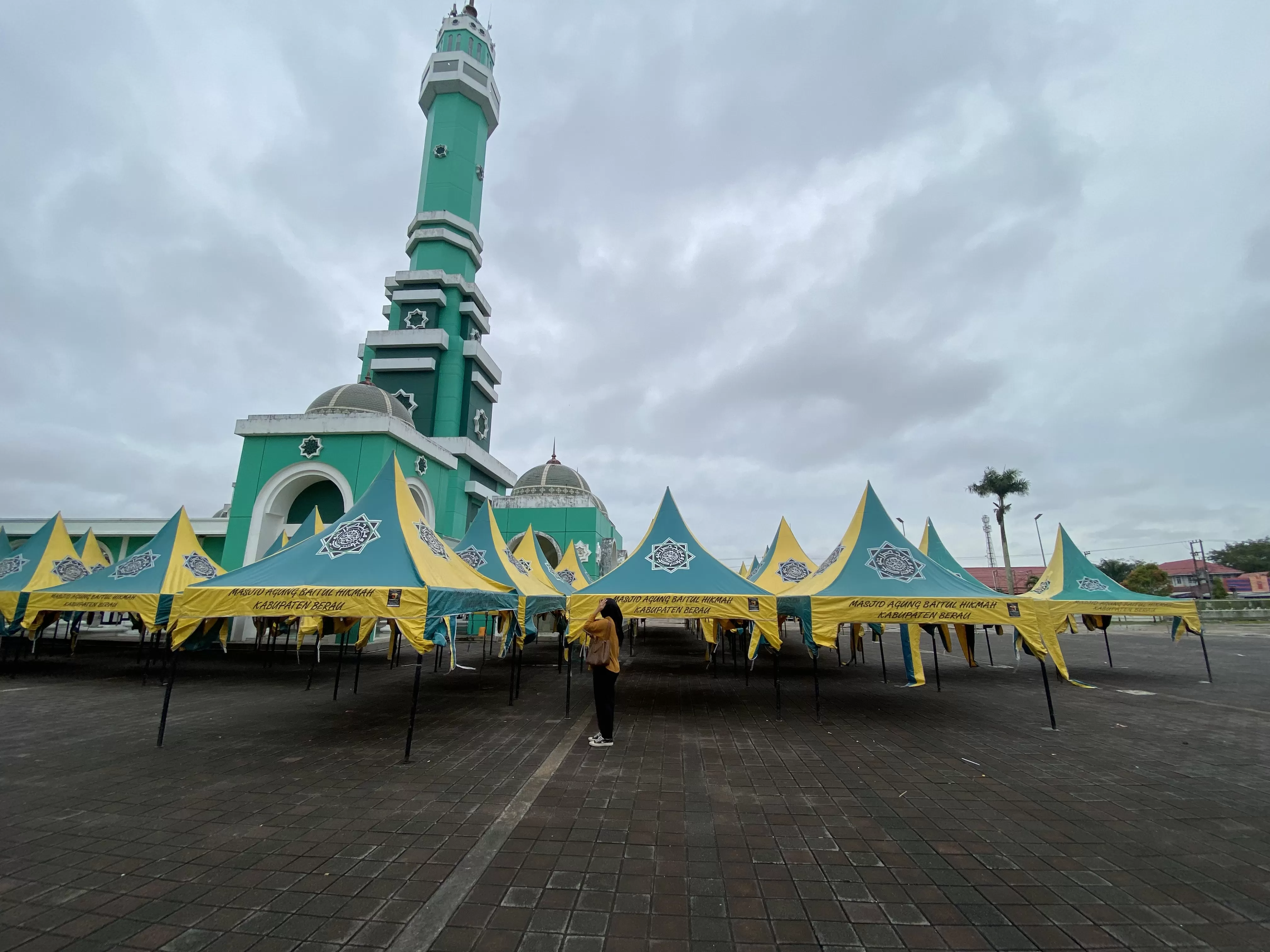 DISIAPKAN: Pasar Ramadan di halaman Masjid Agung Baitul Hikmah, Berau, kembali digelar tahun ini.   (IZZA/BERAU POST)