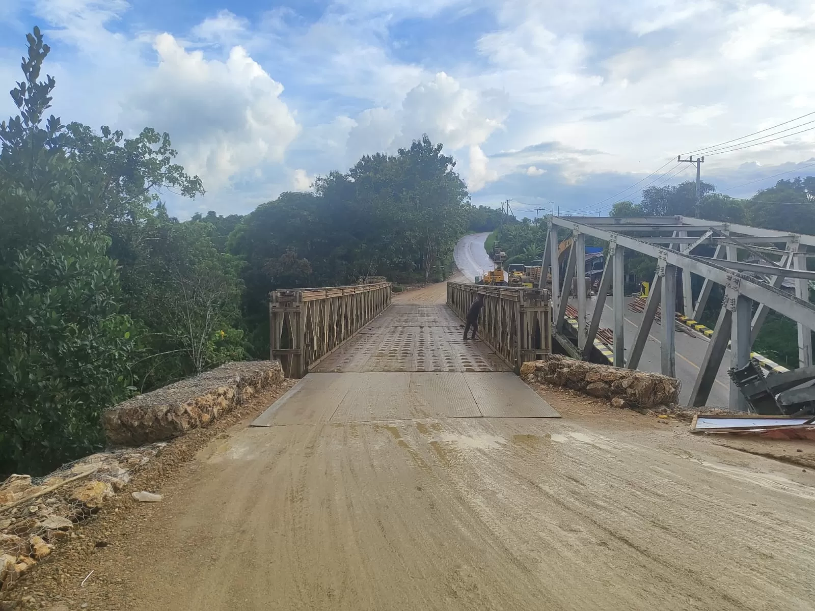 KENDALA CUACA: Pembangunan jembatan bailey di Desa Busui, Kecamatan Batu Sopang, Paser, terhambat karena hujan yang menyulitkan pengerasan jalan penghubung.  (ISTIMEWA)