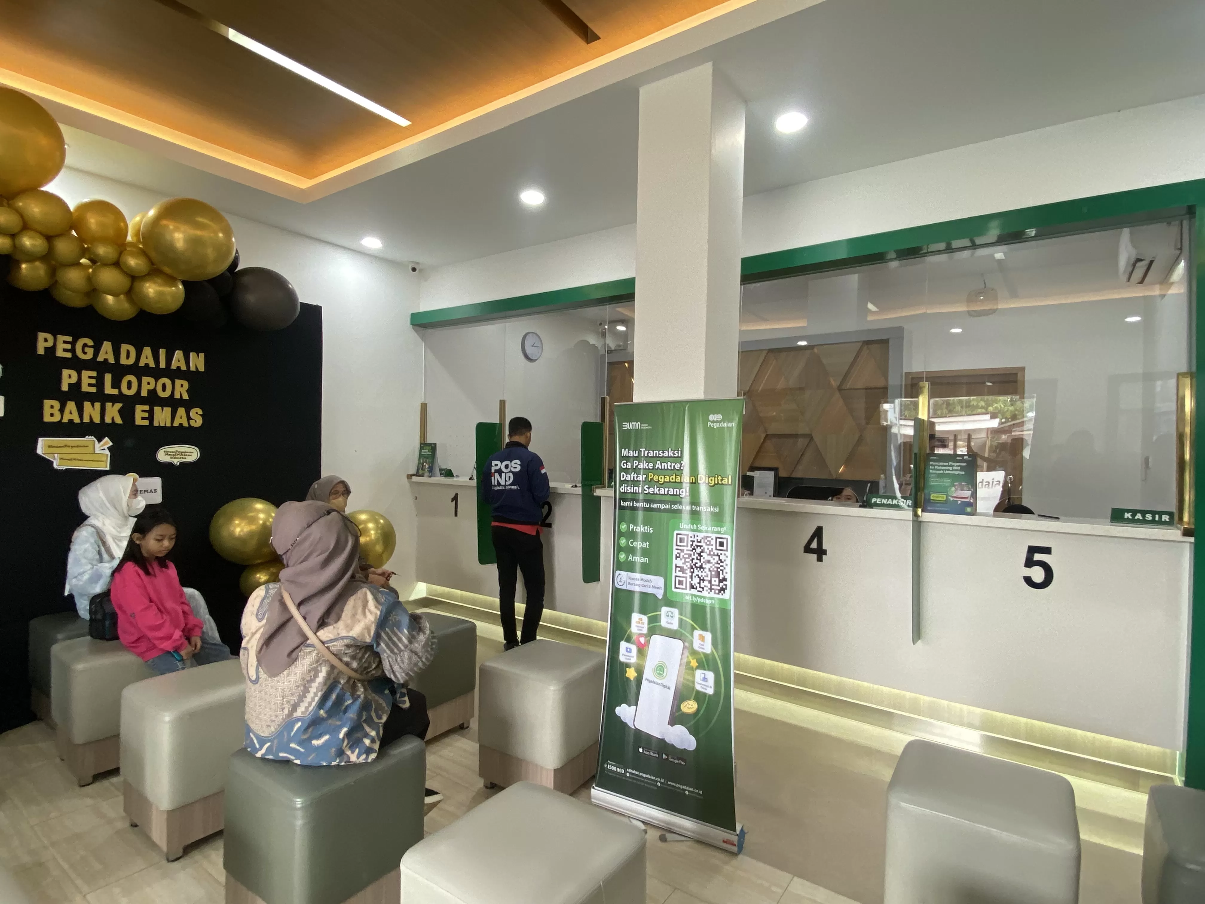 TEBUS: Pegadaian Cabang Berau memprediksi pada minggu kedua Ramadan banyak orang yang akan menebus emas gadaian mereka.  (IZZA/BERAU POST)