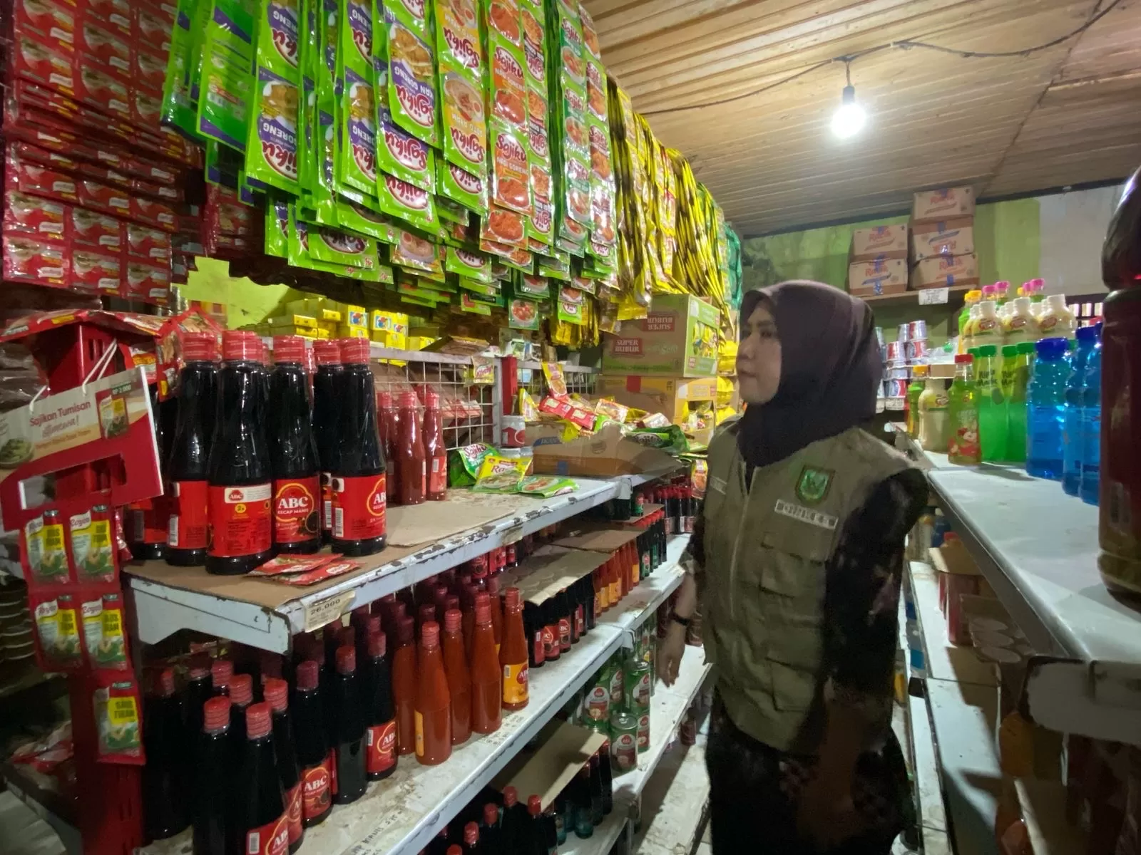 SIDAK: BBPOM Samarinda saat melakukan sidak ke sejumlah distributor di Kecamatan Tanjung Redeb, Kabupaten Berau, Kamis, 20 Maret 2025.  (IZZA/BERAU POST)