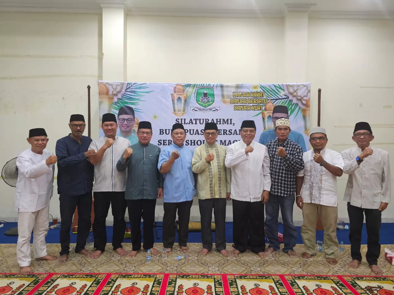 KEBERSAMAAN: Irianto Lambrie (enam kiri) saat buka puasa bersama di Sekretariat PW KBBKT, Jalan M Yamin, Samarinda, Jumat, 21 Maret 2025. (ISTIMEWA)