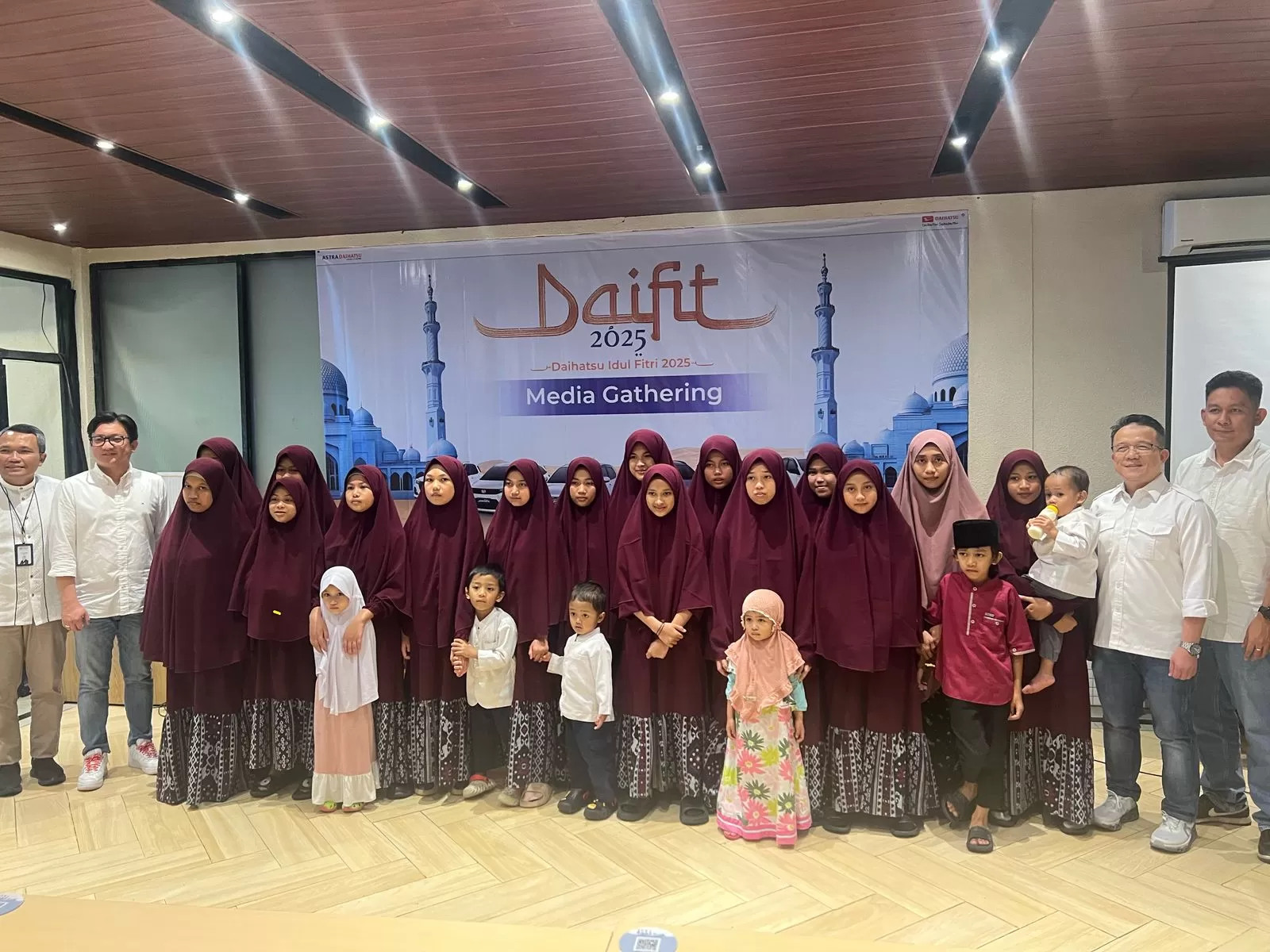 Daihatsu Balikpapan turut berbagi kebahagiaan kepada anak panti asuhan di acara media gathering dan Daifit 2025.