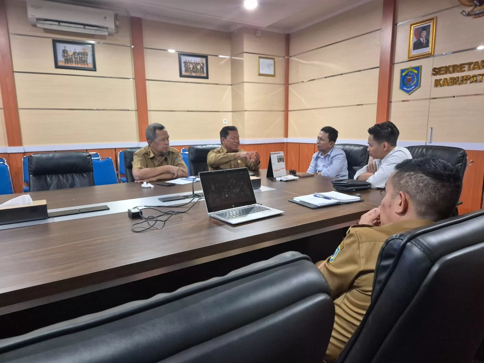 DIPERCEPAT: BKPSDM Kabupaten Paser dan Komisi I, DPRD Kabupaten Paser, membahas kelanjutan pelantikan PPPK, Senin, 24 Maret 2025.   (DPRD PASER FOR KALTIM POST)