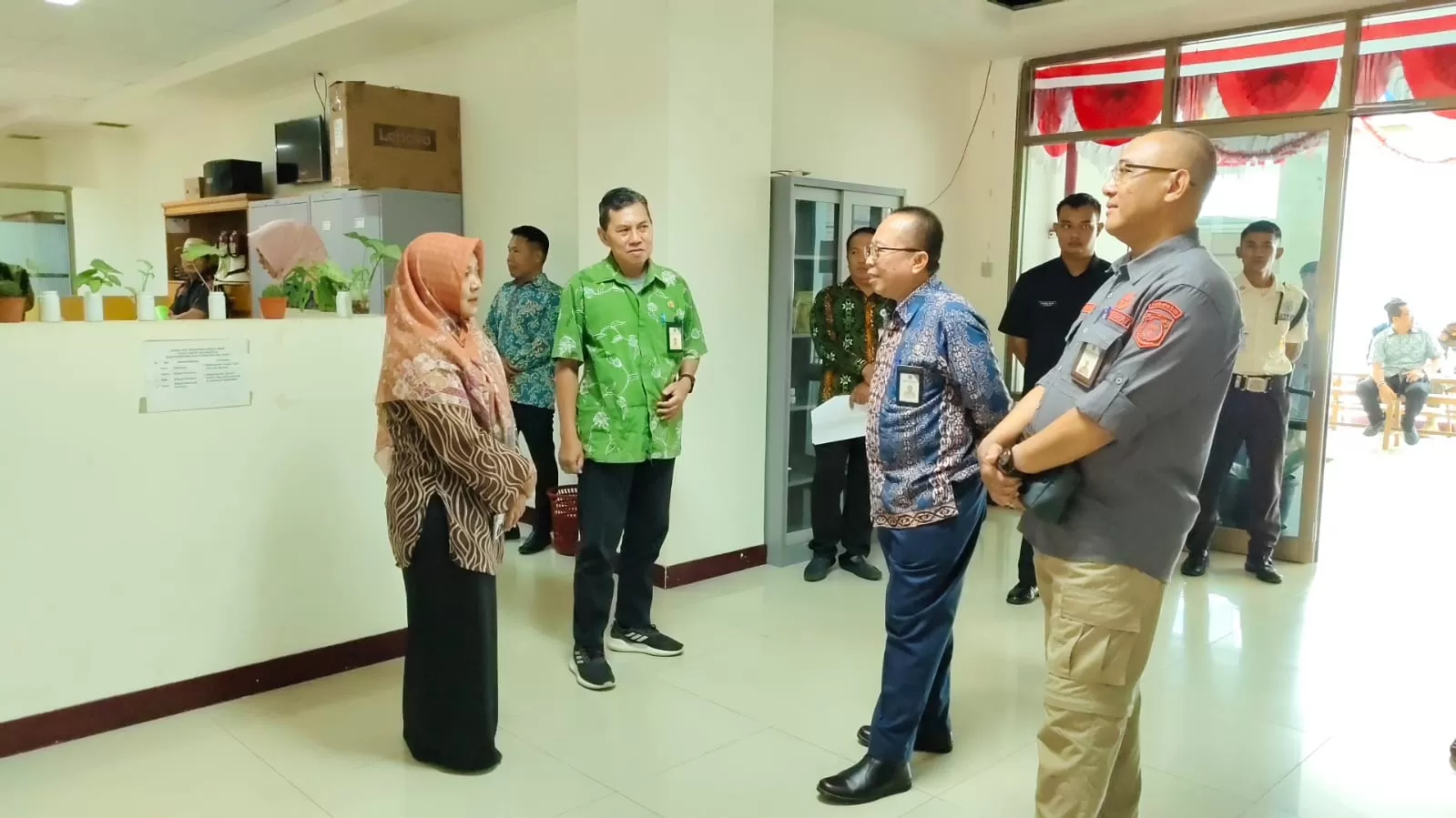 SIDAK: Pejabat Pemkab Paser saat melaksanakan sidak di sejumlah OPD, Kamis, 27 Maret 2025.   (HUMAS)