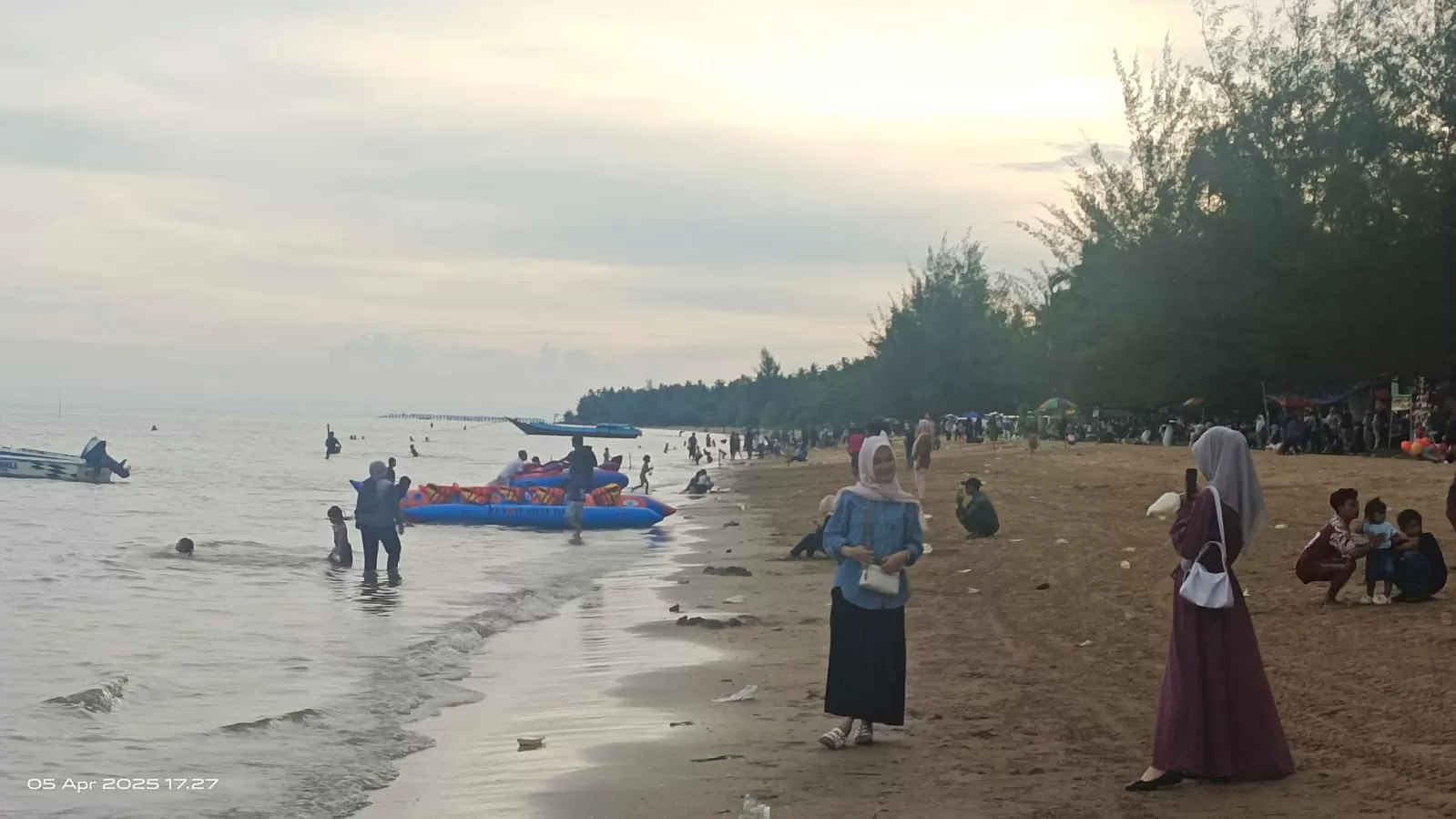 MASIH RAMAI: Suasana pengunjung Pantai Tanjung Jumlai, Kecamatan Penajam, PPU, masih ramai hingga beberapa hari pasca-Lebaran ini. (ISTIMEWA)