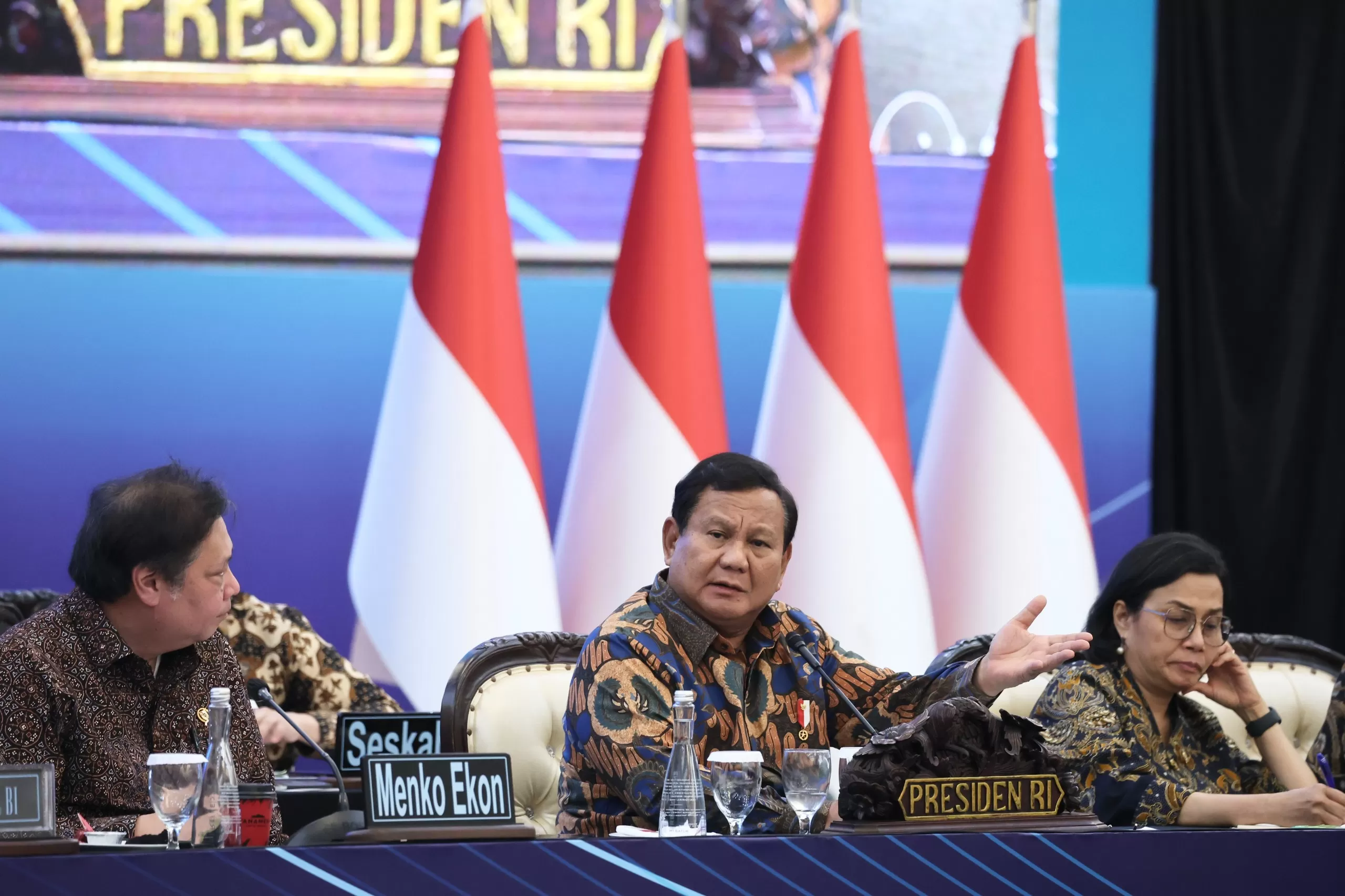 Presiden didampingi Menkeu Sri Mulyani dan Menko Perekonomian Airlangga H.