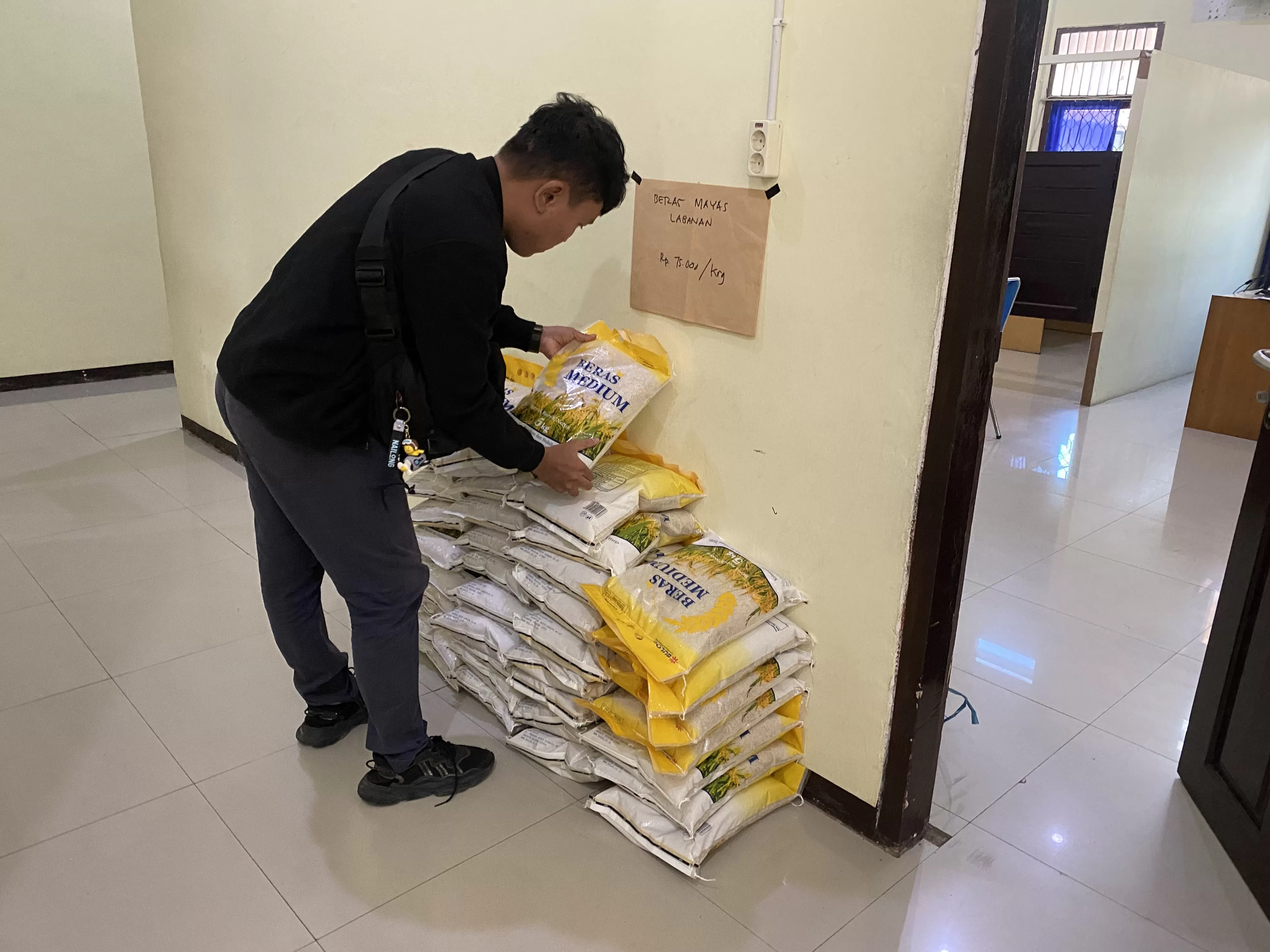 BERAS LOKAL: Salah satu produksi beras lokal dari Kampung Labanan yang dititip jual di Kantor Dinas Pangan Berau. (IZZA/BERAU POST)