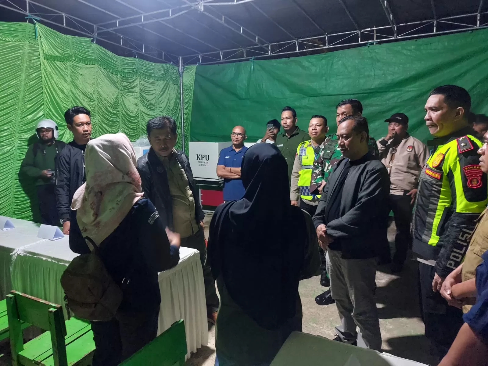 Sekda Kukar, Sunggono meninjau TPS satu hari sebelum pelaksanaan PSU Pilkada (Elmo/Prokal.co)