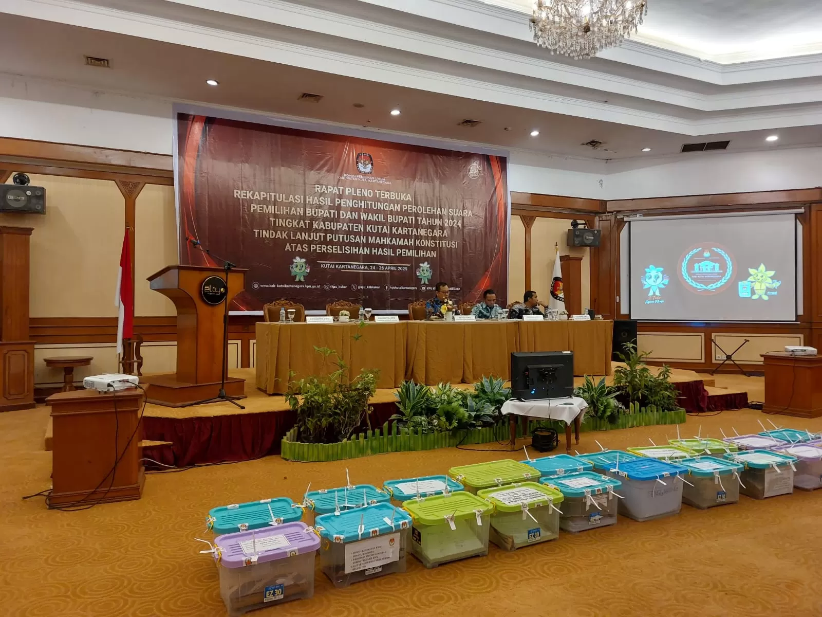 Proses pleno rekapitulasi perolehan suara PSU Pemilihan Bupati dan Wakil Bupati yang dilaksanakan KPU Kukar (Elmo/Prokal.co)  