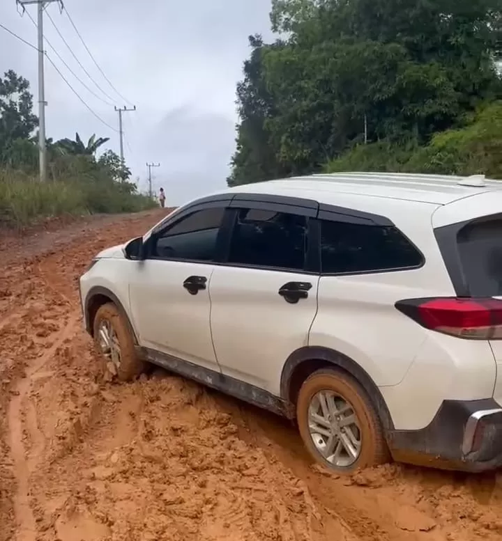 URAT NADI EKONOMI: Kondisi jalan Trans Kalimantan di Kecamatan Bentian Besar, Kubar, rusak parah.  (ISTIMEWA)
