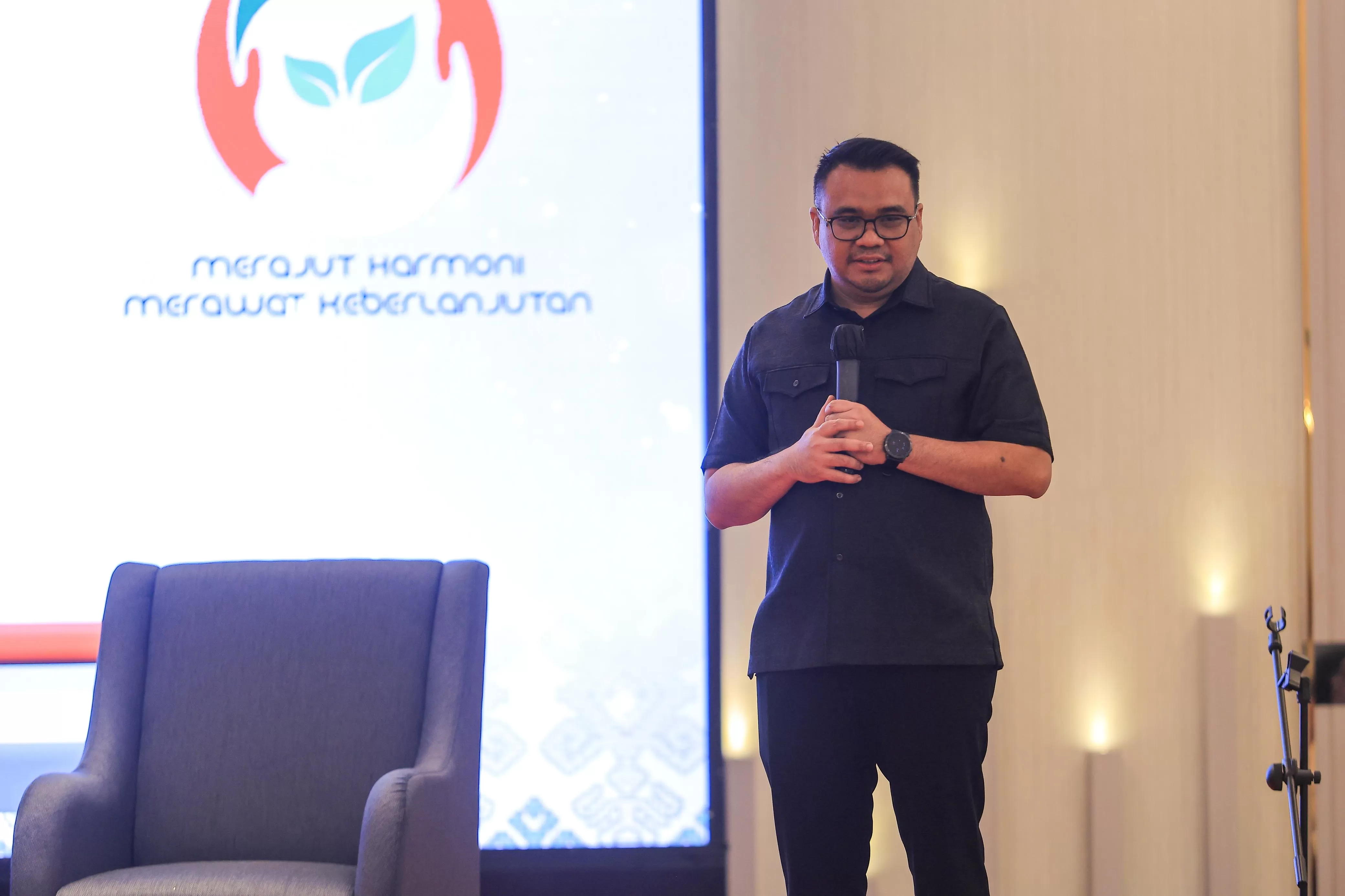 BINCANG: Aulia Rahman Basri berbagi kisah perjalanan kariernya dari lulusan Unhas, Makassar, hingga terpilih sebagai bupati Kukar dalam Seminar Nasional IKA Unhas Balikpapan, Minggu, 27 April 2025. (ISTIMEWA)