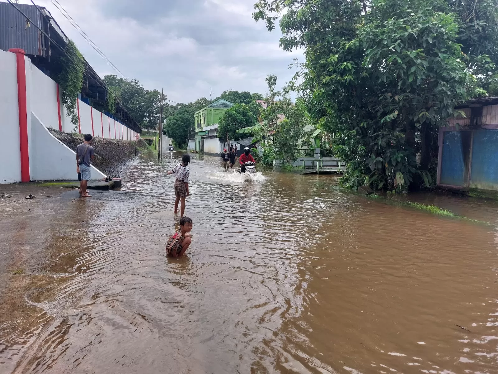 Genangan air di Jalan Stadion Timur, Kelurahan Panji, Tenggarong (Elmo/Prokal.co)  