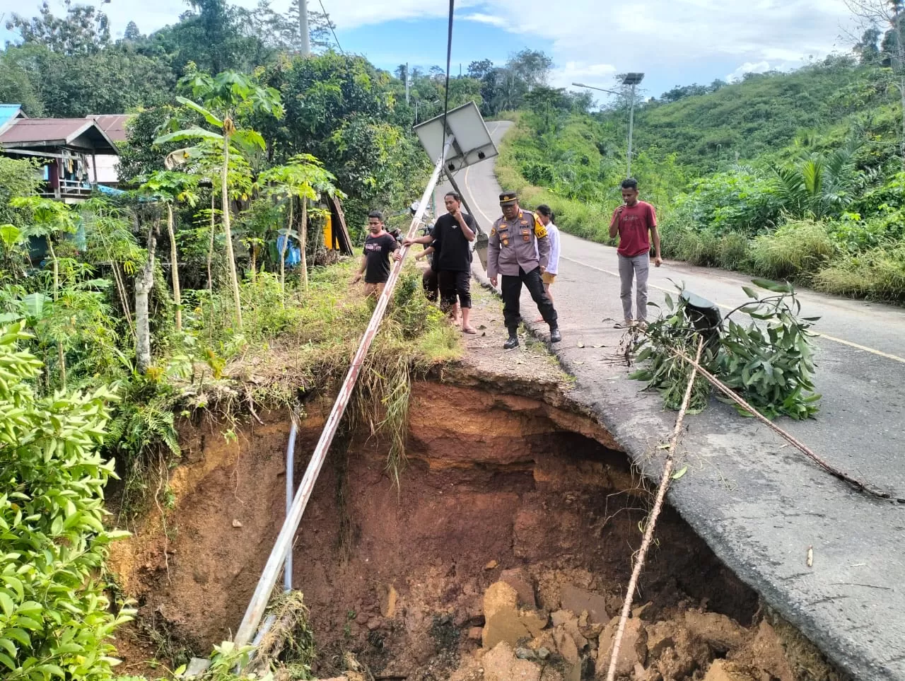     AMBLES: Penanganan swadaya dilakukan masyarakat hingga perusahaan swasta yang dikoordinasikan oleh Polsek Kelay untuk mencegah kerusakan semakin parah.   (SENO/BERAU POST)