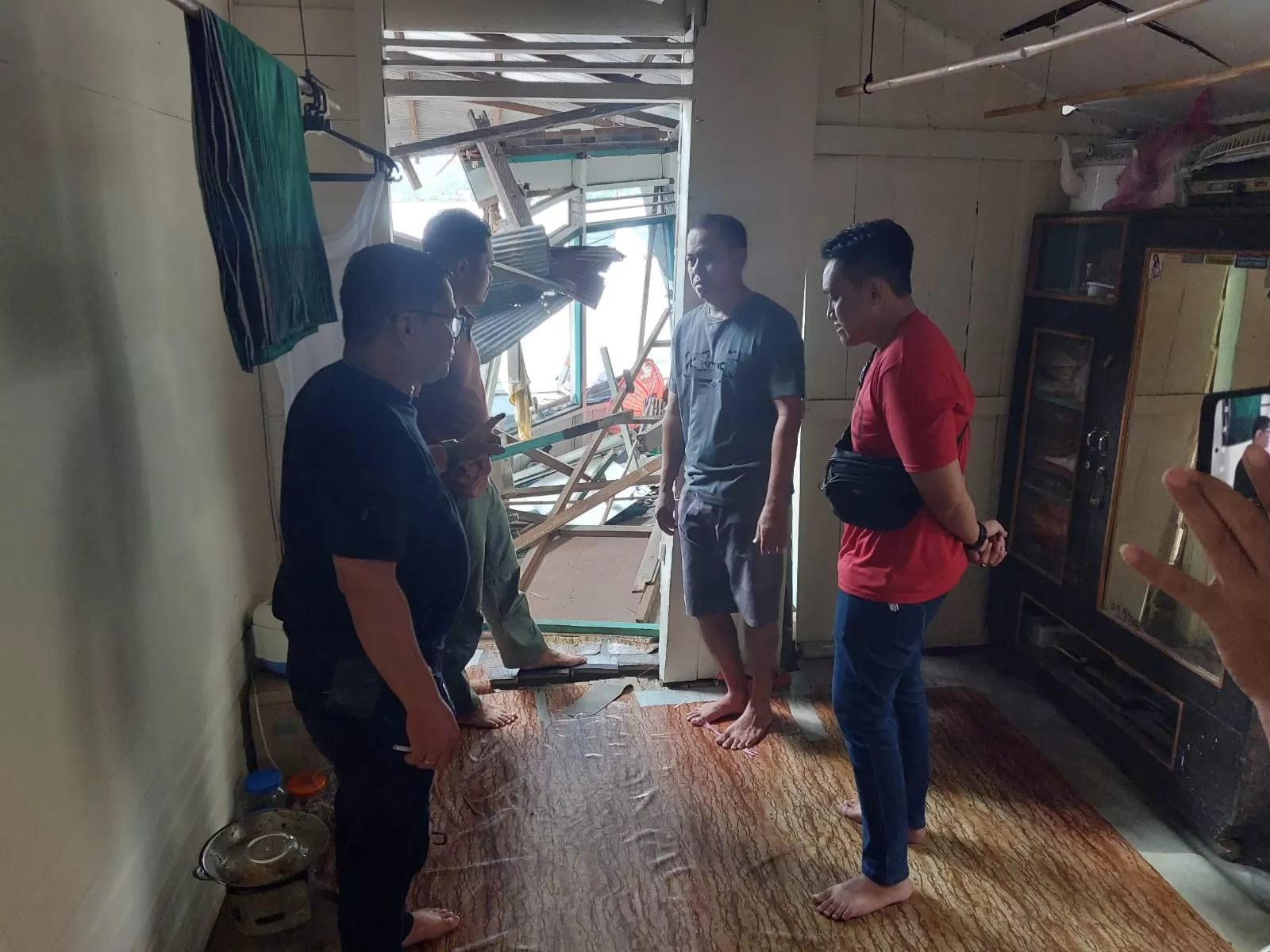 Rumah Gun yang rusak akibat tertabrak kapal ponton di Tenggarong (Elmo/Prokal.co)  