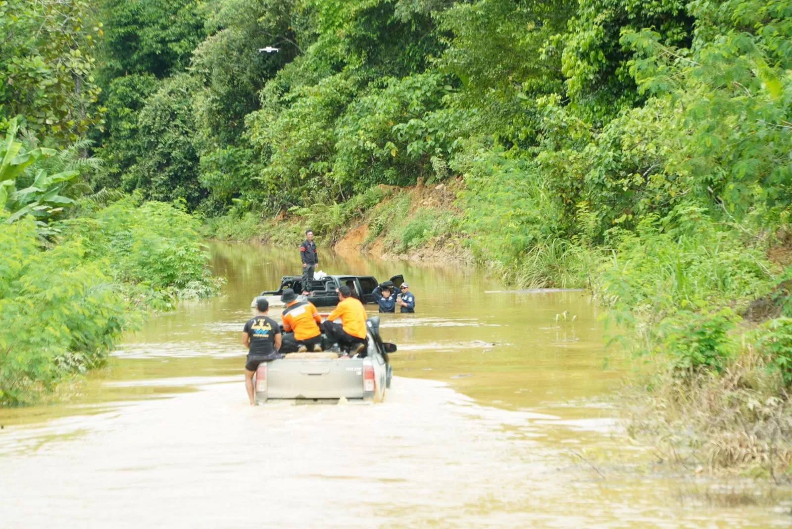       KANDAS: Rombongan Wabup Berau, Gamalis, terpaksa balik kanan saat perjalanan menuju hulu Kelay, lantaran banjir yang tak memungkinkan untuk dilintasi.  (RADIAN NOOR UNTUK BERAU POST)