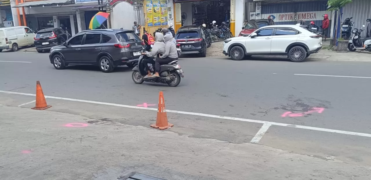 EMPAT KALI LETUSAN: Lokasi penembakan DIP di Jalan Imam Bonjol, Samarinda, Minggu, 4 Mei 2025.  (M YAMIN/PROKAL.CO)