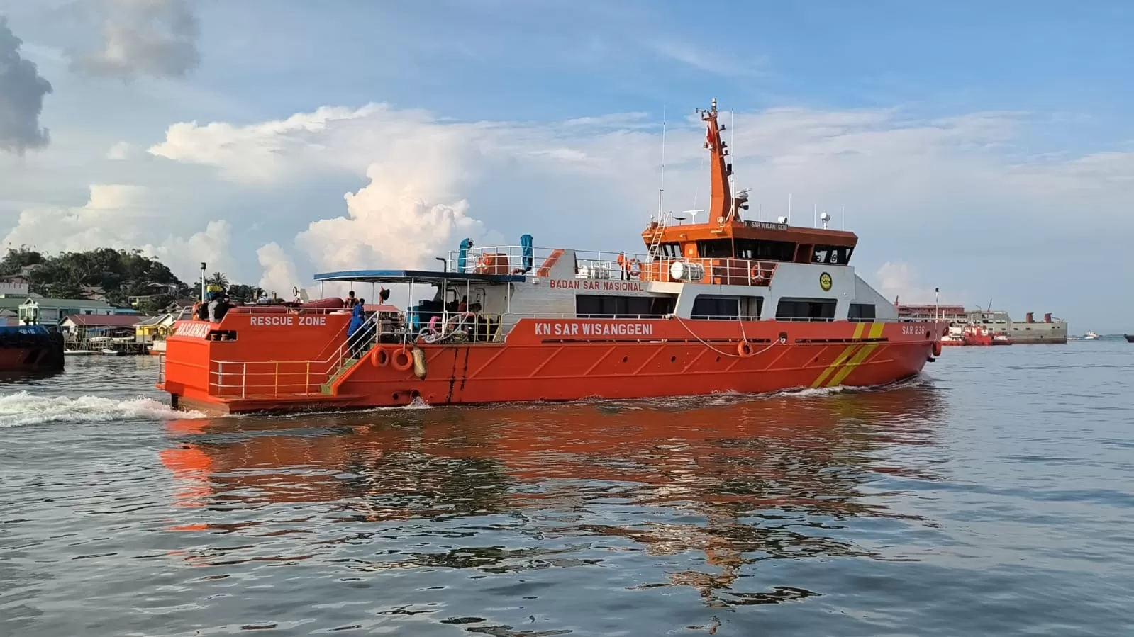 Pencarian korban tenggelamnya KMP Muchlisa. (SAR)