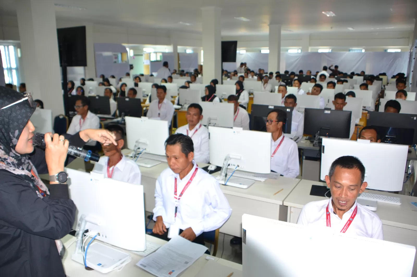 PROSES: Para tenaga honorer di Pemkab Paser mengikuti seleksi PPPK tahap II pada Minggu (4/5/2025) dan Senin (5/5/2025).   (M NAJIB/KALTIM POST)