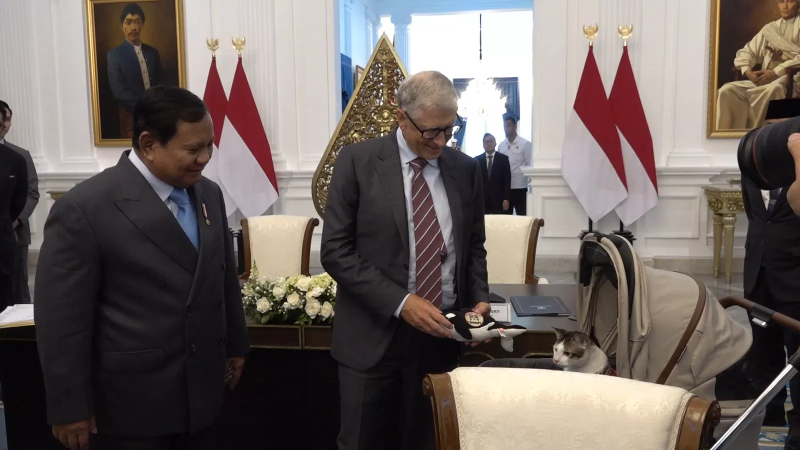Kucing Bobby Kertanegara diberi hadiah oleh Bill Gates.