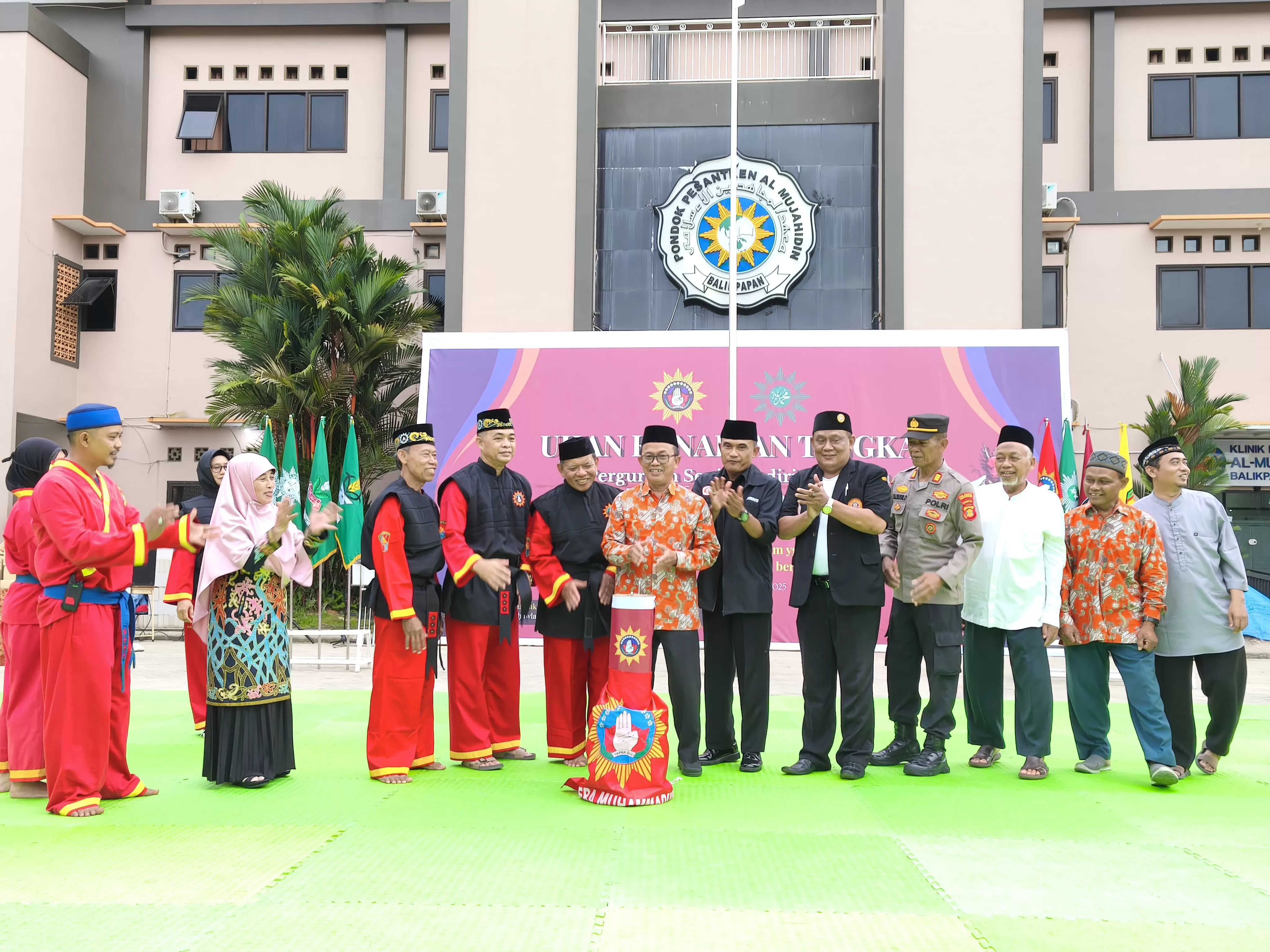 UJIAN: Ketua Pimpinan Daerah Muhammadiyah Balikpapan Muhammad Hendro, (batik, tengah) didaulat membuka UKT, Sabtu, 10 Mei 2025. (LUPUS/KALTIM POST)