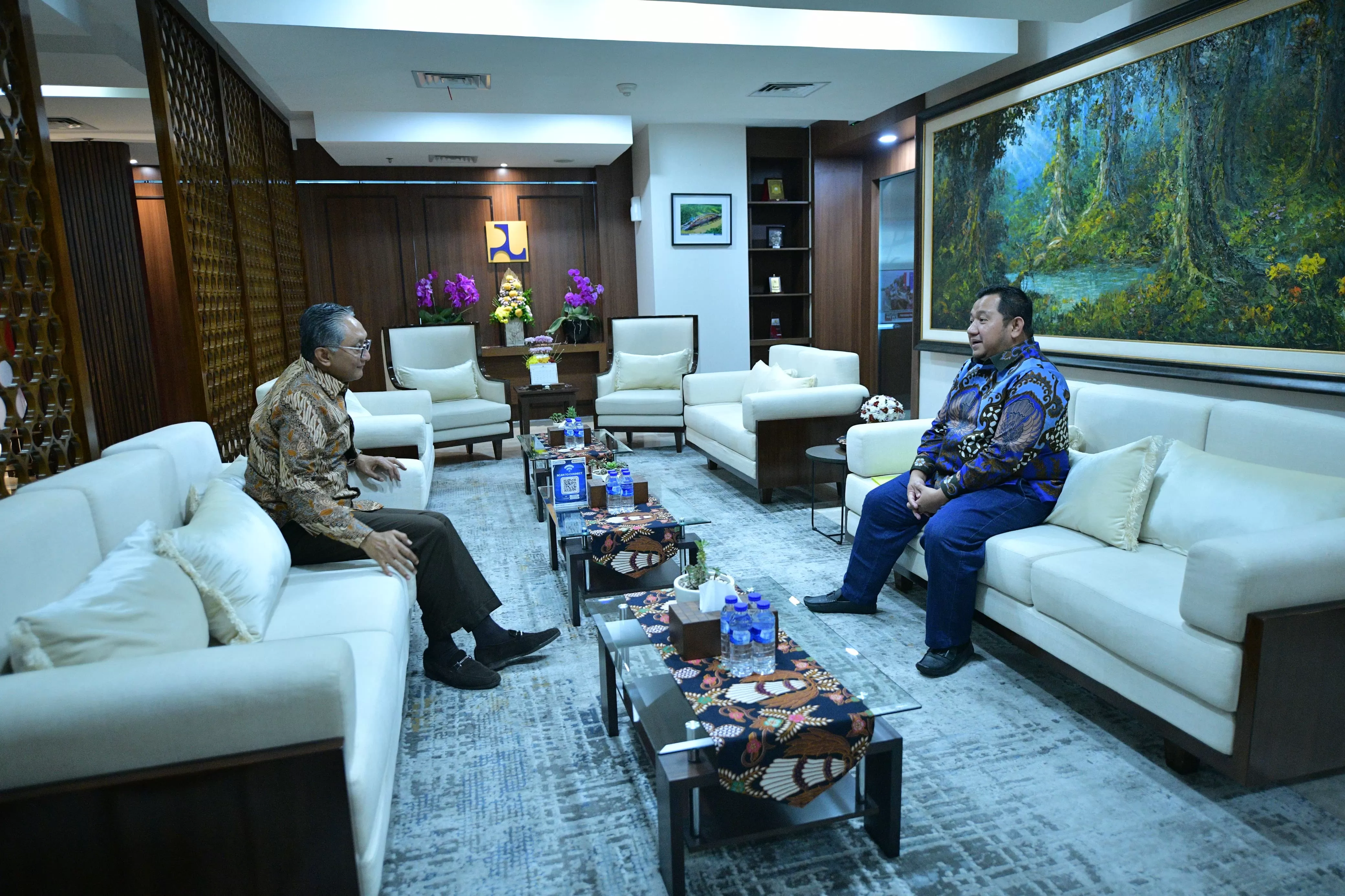 BAHAS: Bupati PPU Mudyat Noor (kanan) bertemu Menteri PU Dody Hanggodo di kantornya di Jakarta, Kamis, 15 Mei 2025. (ISTIMEWA)