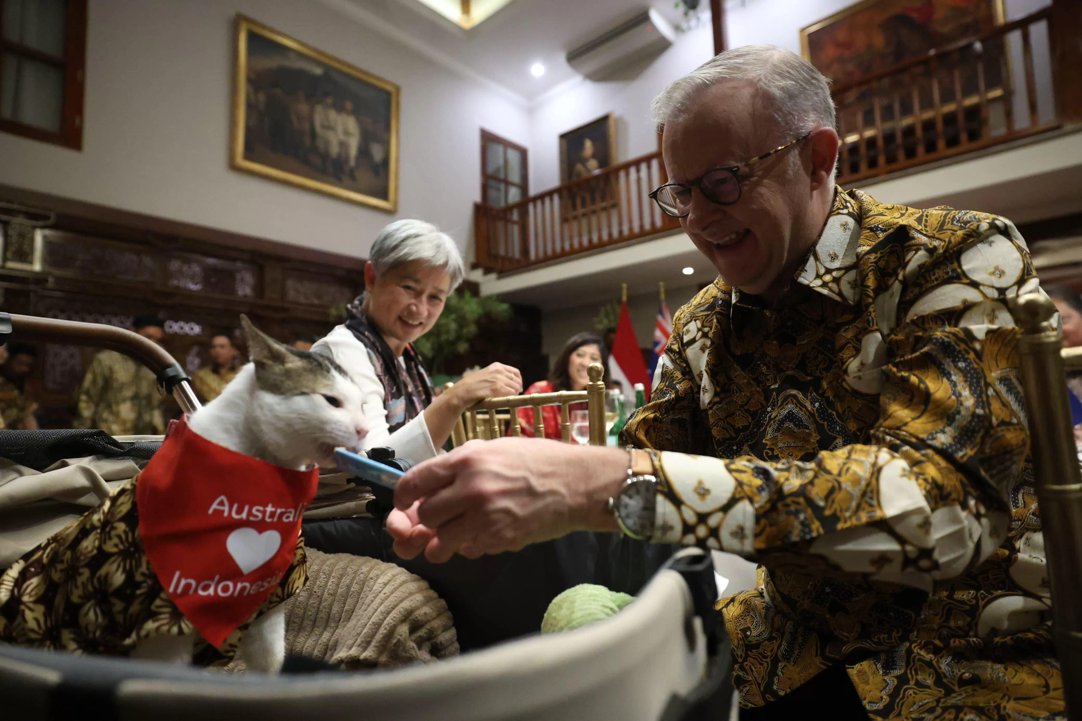 Albanese bersama Bobby.