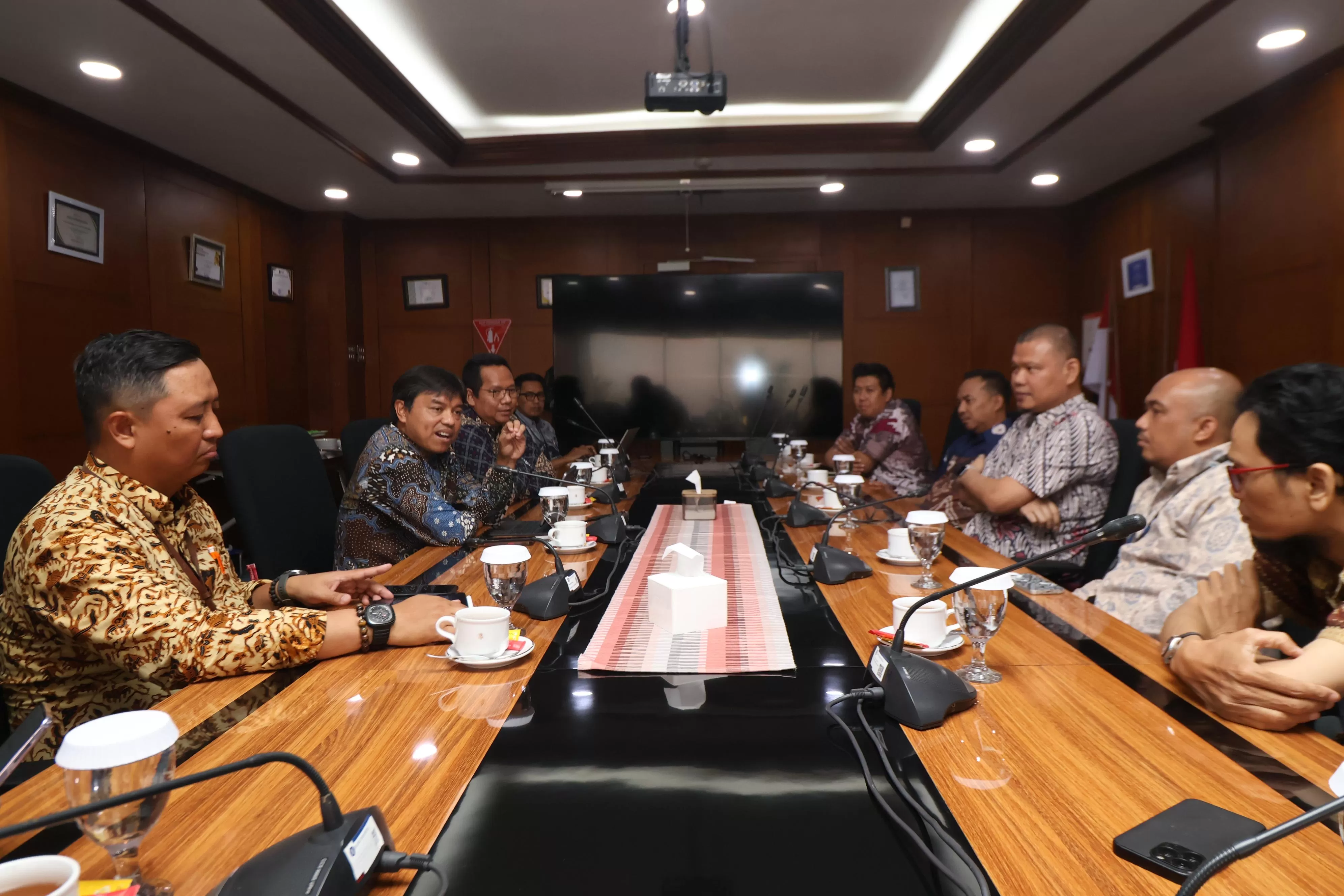 BINCANG HANGAT : Kepala Perwakilan BI Balikpapan Robi Ariadi (dua kiri) saat berdiskusi tentang banyak hal dengan jajaran KPG, Jumat, 16 Mei 2025. (ANGGI PRADITHA/KALTIM POST)