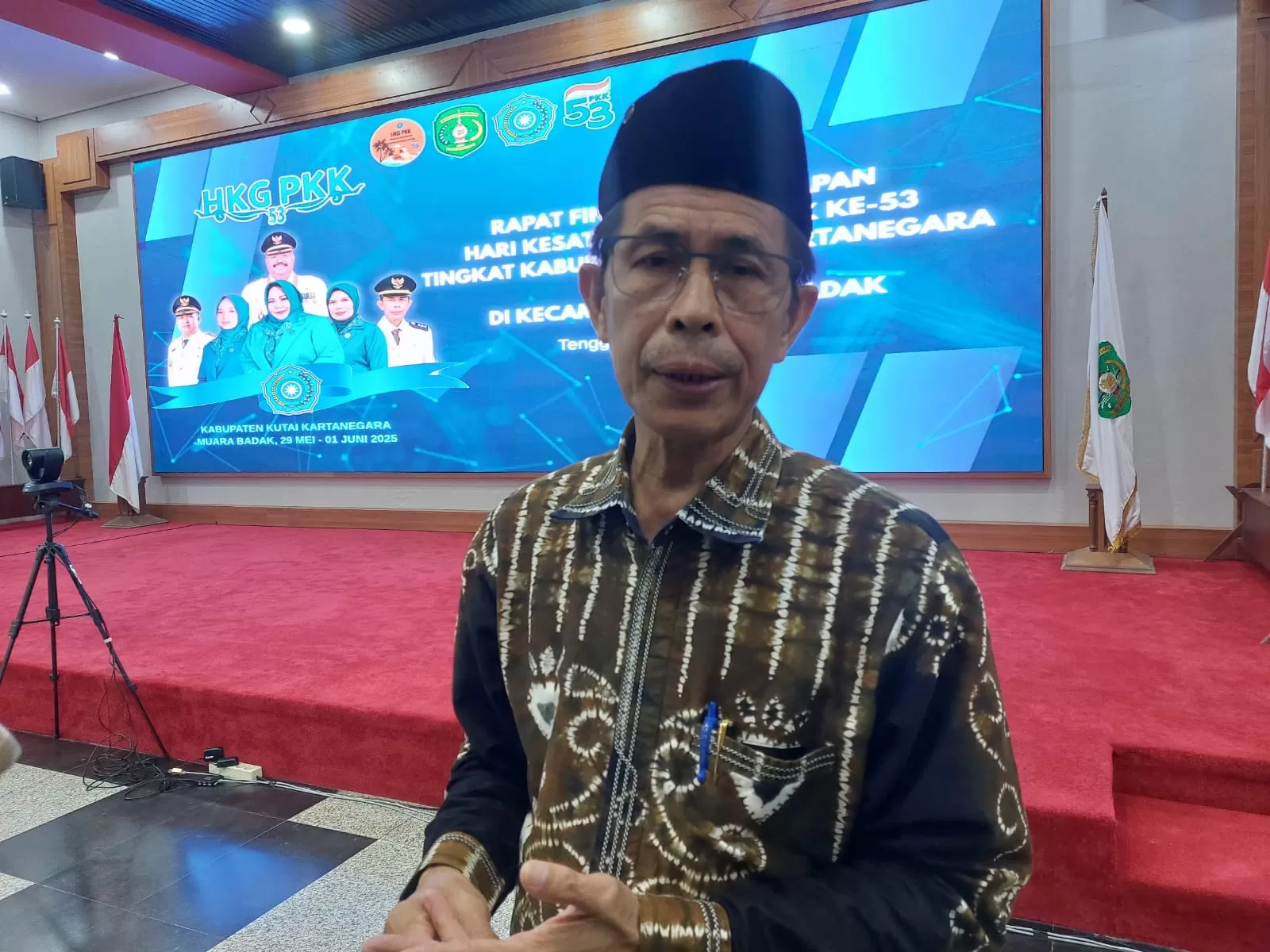 Camat Muara Badak Arfan (Elmo/Prokal.co)  