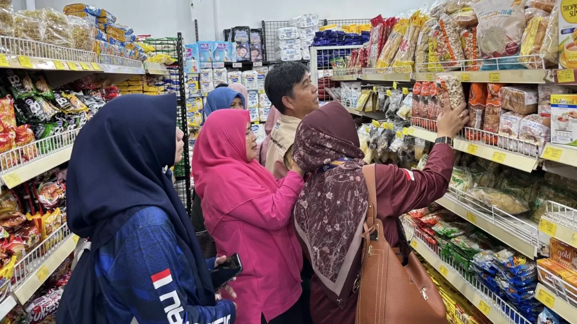 PEMERIKSAAN: Tim keamanan pangan segar Berau saat memeriksa produk segar asal tumbuhan yang dijual di toko modern. (IZZA/BERAU POST)