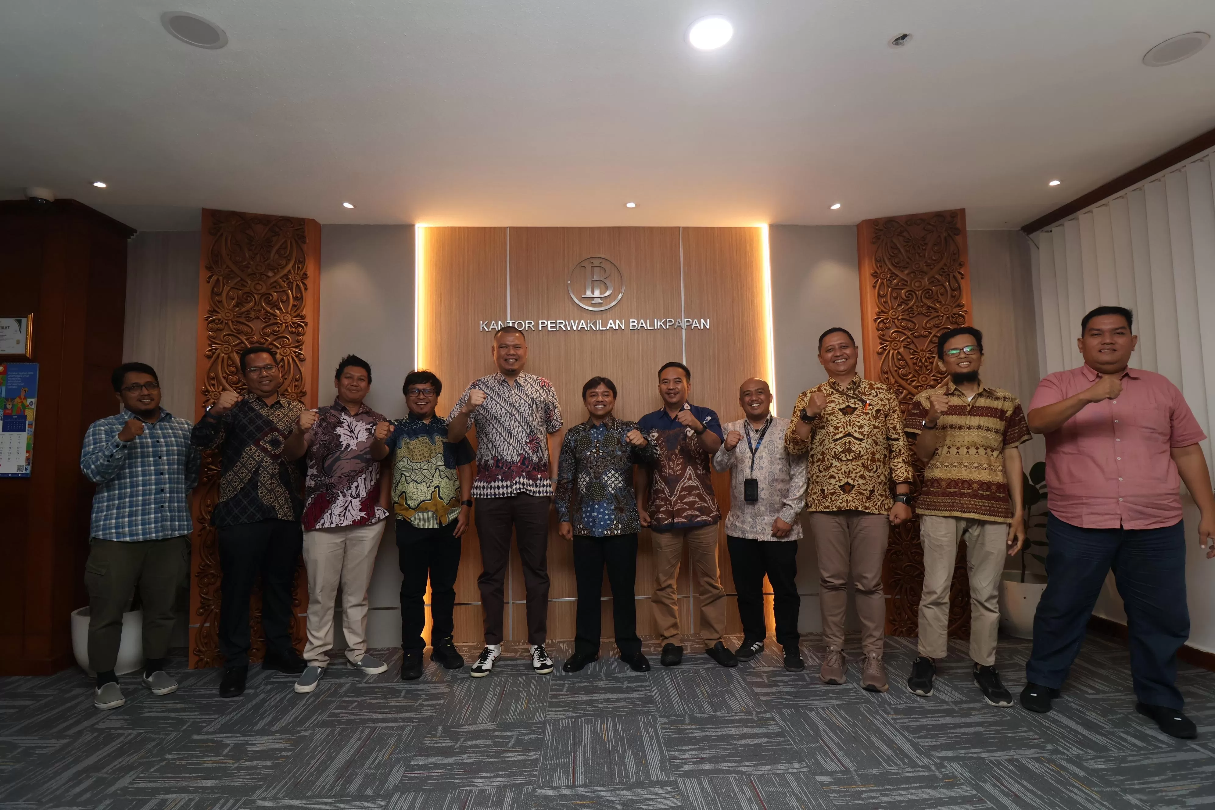 KUNJUNGAN : Manajemen Kaltim Post Group bertemu jajaran KPwBI Balikpapan yang diterima Kepala Perwakilan BI Balikpapan Robi Ariadi (enam kiri), Jumat, 16 Mei 2025. (ANGGI PRADITHA/KALTIM POST)