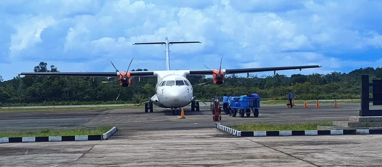  KINI TIAP HARI: Pesawat milik Maskapai Wing Air saat mendarat di Bandara Melalan Melak, Kubar. (K SUNARDI/KALTIM POST)