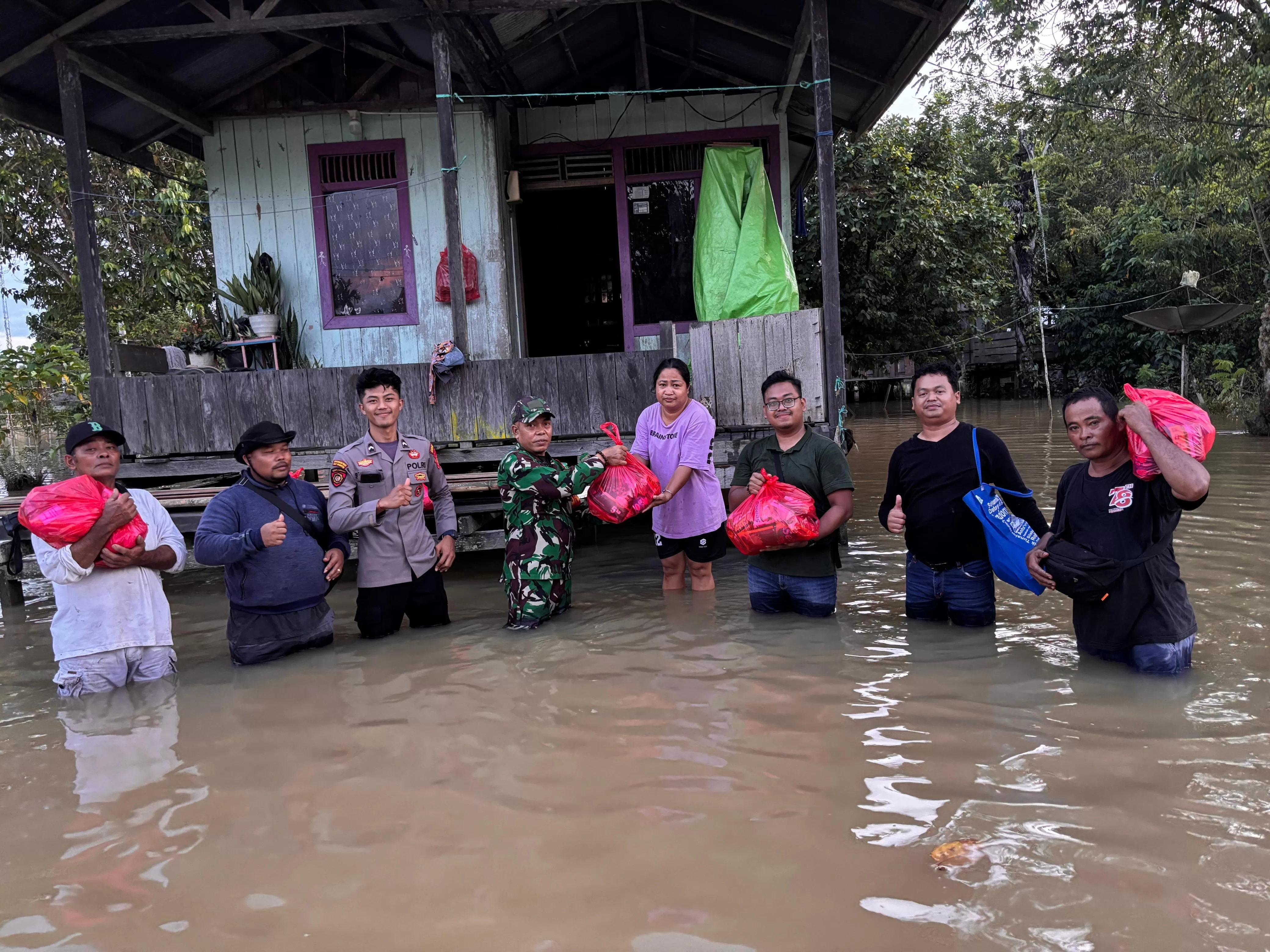 PEDULI SESAMA: Manajemen PT KED bersama TNI-Polri dan pihak terkait menyerahkan bantuan untuk korban banjir di Desa Jakluay, Wahau, Kutim, Kamis, 22 Mei 2025. (ISTIMEWA)