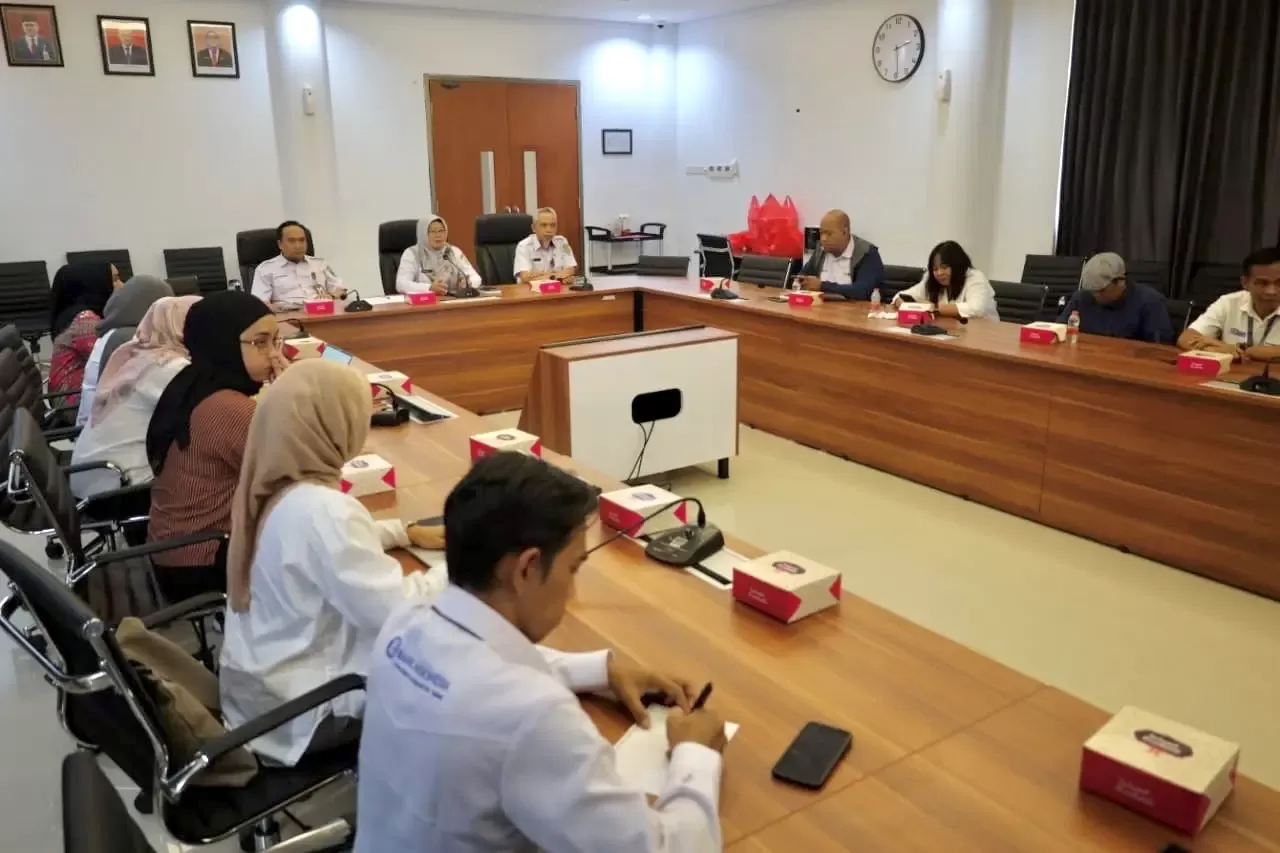 Kepala DPPKUKM Kaltim Heni Purwaningsih didampingi Sekretaris DPPKUKM Kaltim Warsito, rapat pembukaan galeri di Balikpapan.