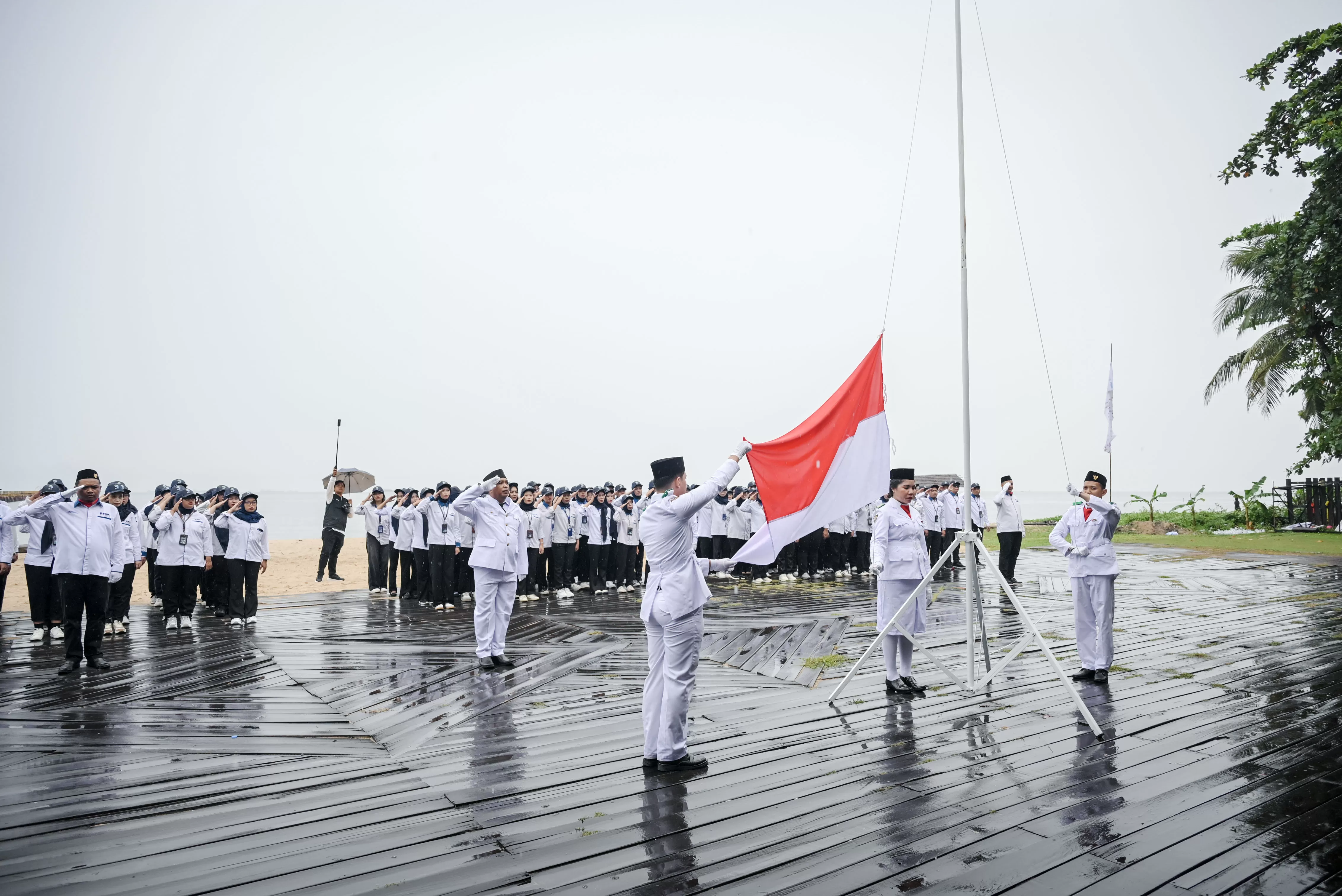 PERINGATAN: Jajaran manajemen dan karyawan PT PNM Cabang Balikpapan menggelar Upacara Hari Lahir Pancasila, 1 Juni. (ISTIMEWA)