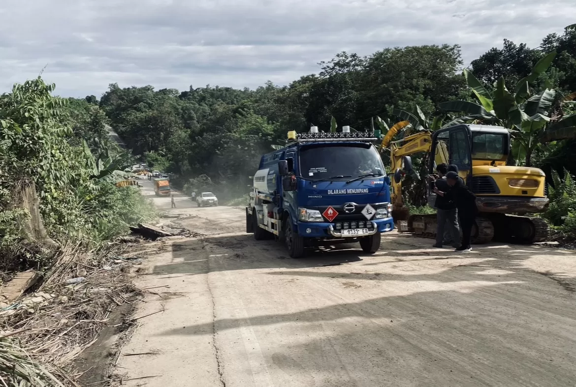 KOLABORASI PERMOHONAN: Minimnya anggaran preservasi ruas jalan poros Berau-Bulungan harus disiasati dengan upaya-upaya lobi. Salah satunya mengajukan permohonan penambahan anggaran secara kolaborasi. (SENO/BERAU POST)