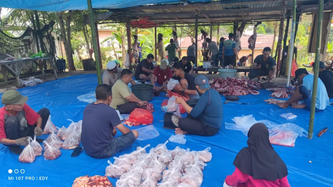 KEBERSAMAAN: Panitia kurban Masjid Baitul Ijabah, RT 58, Perumahan Puncak Permai, Kelurahan Graha Indah, Balikpapan, saat membagi hewan kurban.  (ISTIMEWA)